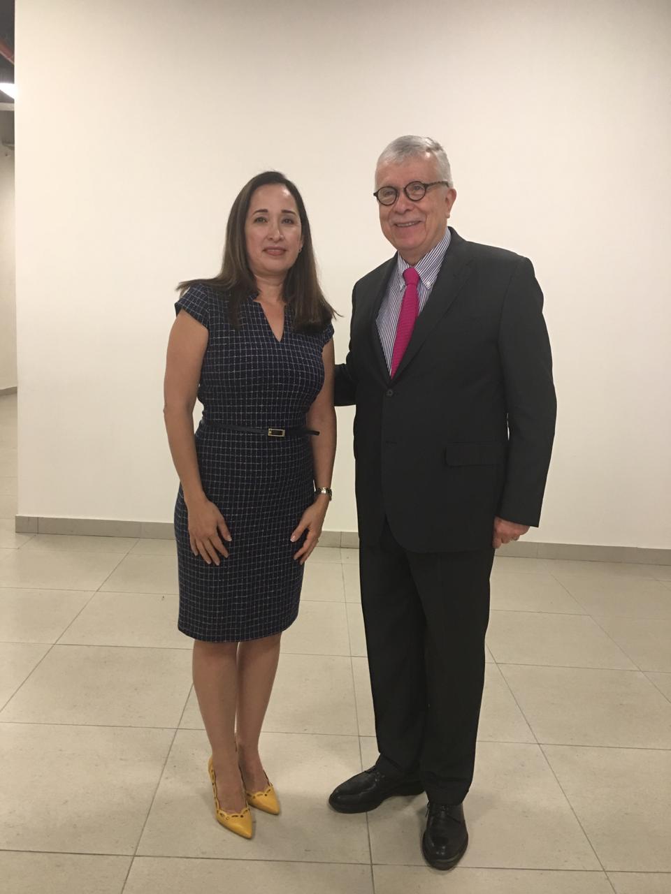 Dra. Irene Córdova y comisionado CONBIOÉTICA