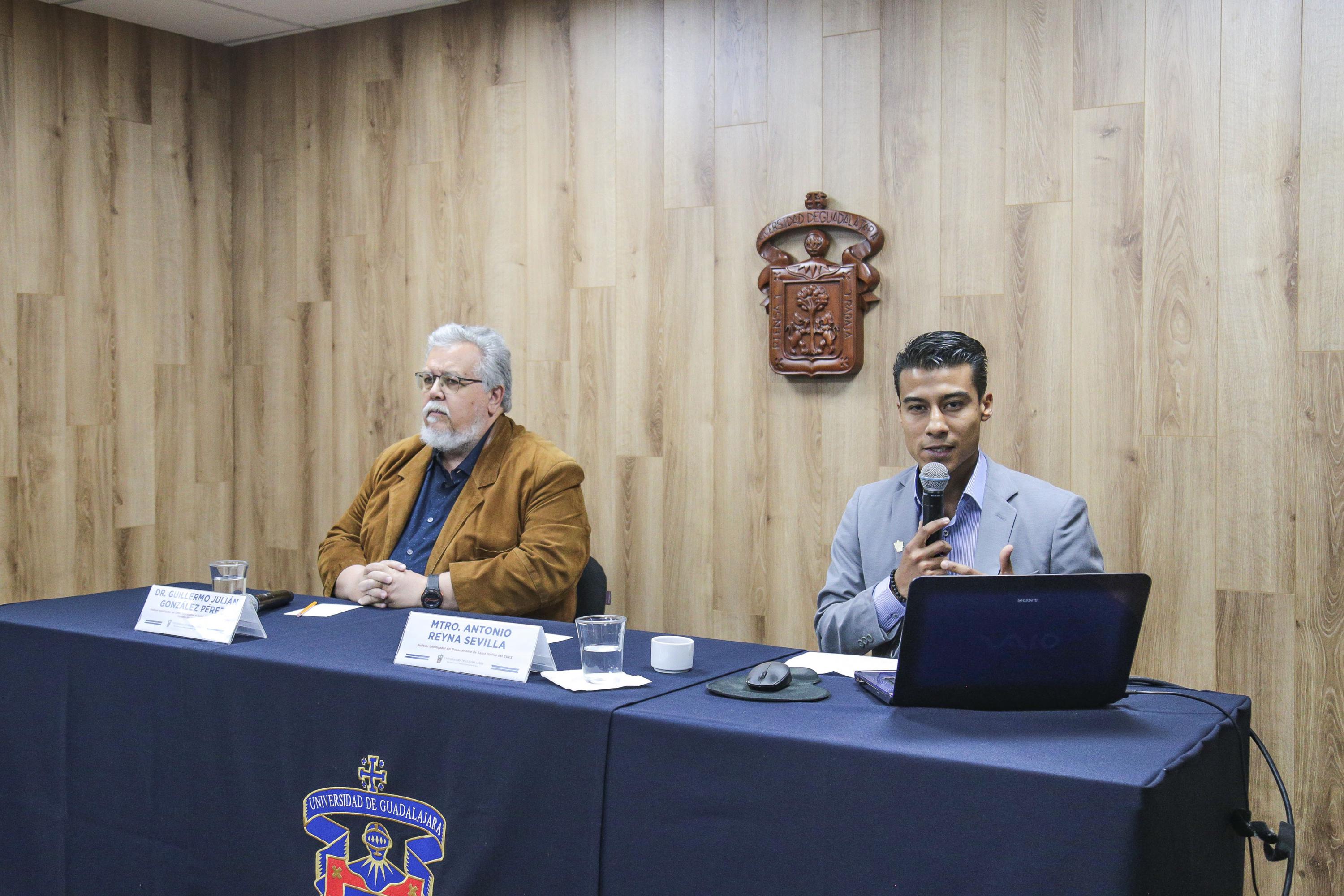 Doctorante de Salud Pública al micrófono en la rueda de prensa