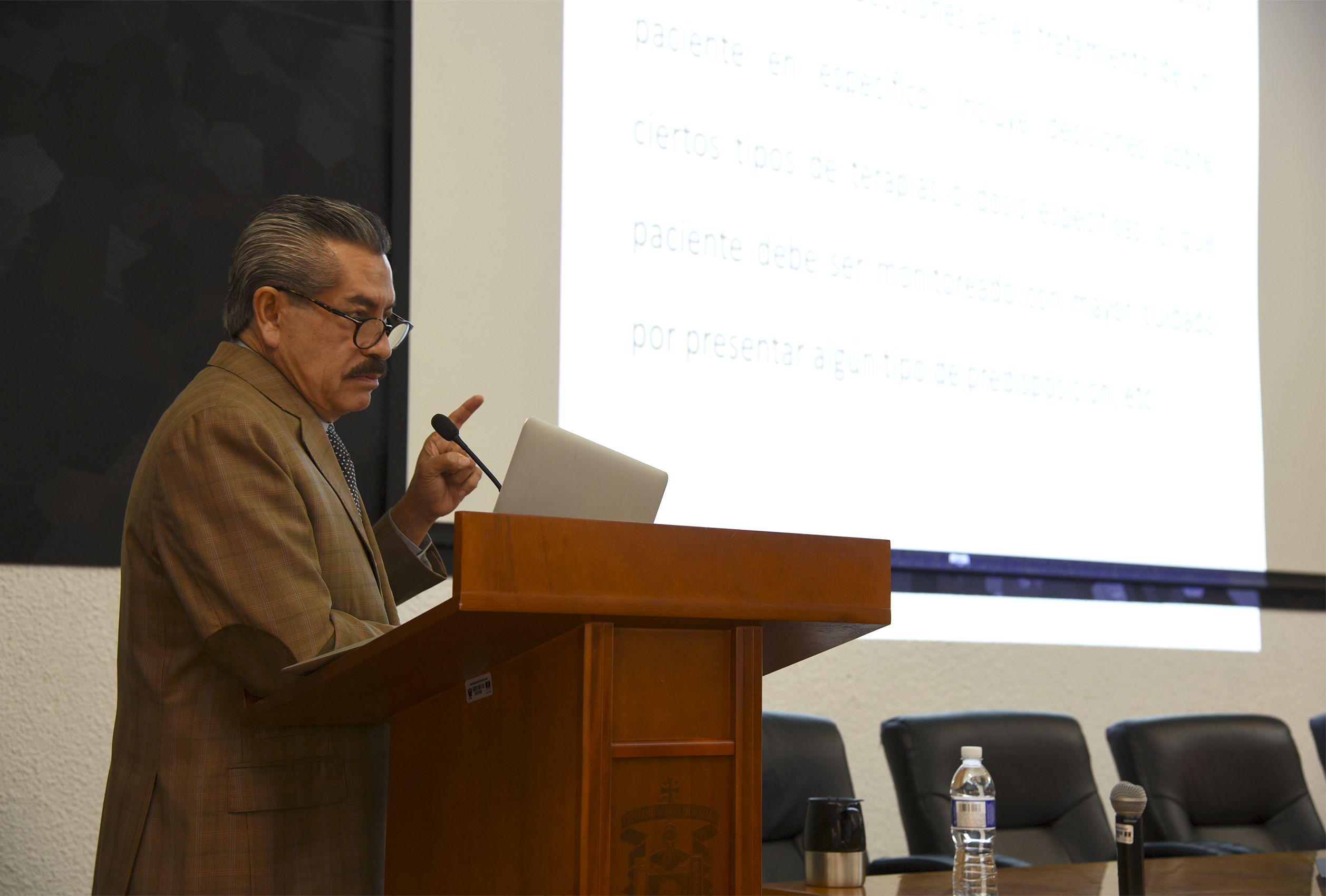 Dr. Juan Armendáriz dictando conferencia, toma abierta en el pódium