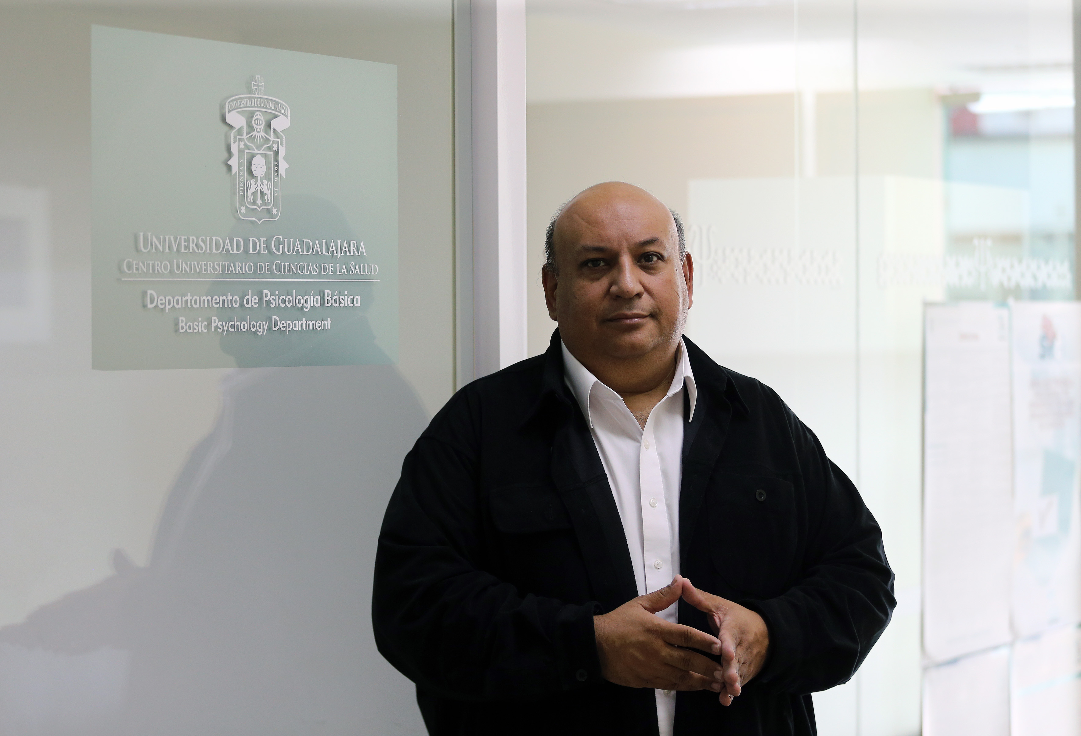 Mtro. Francisco Gutiérrez posa para la foto a las afueras del CEINFO