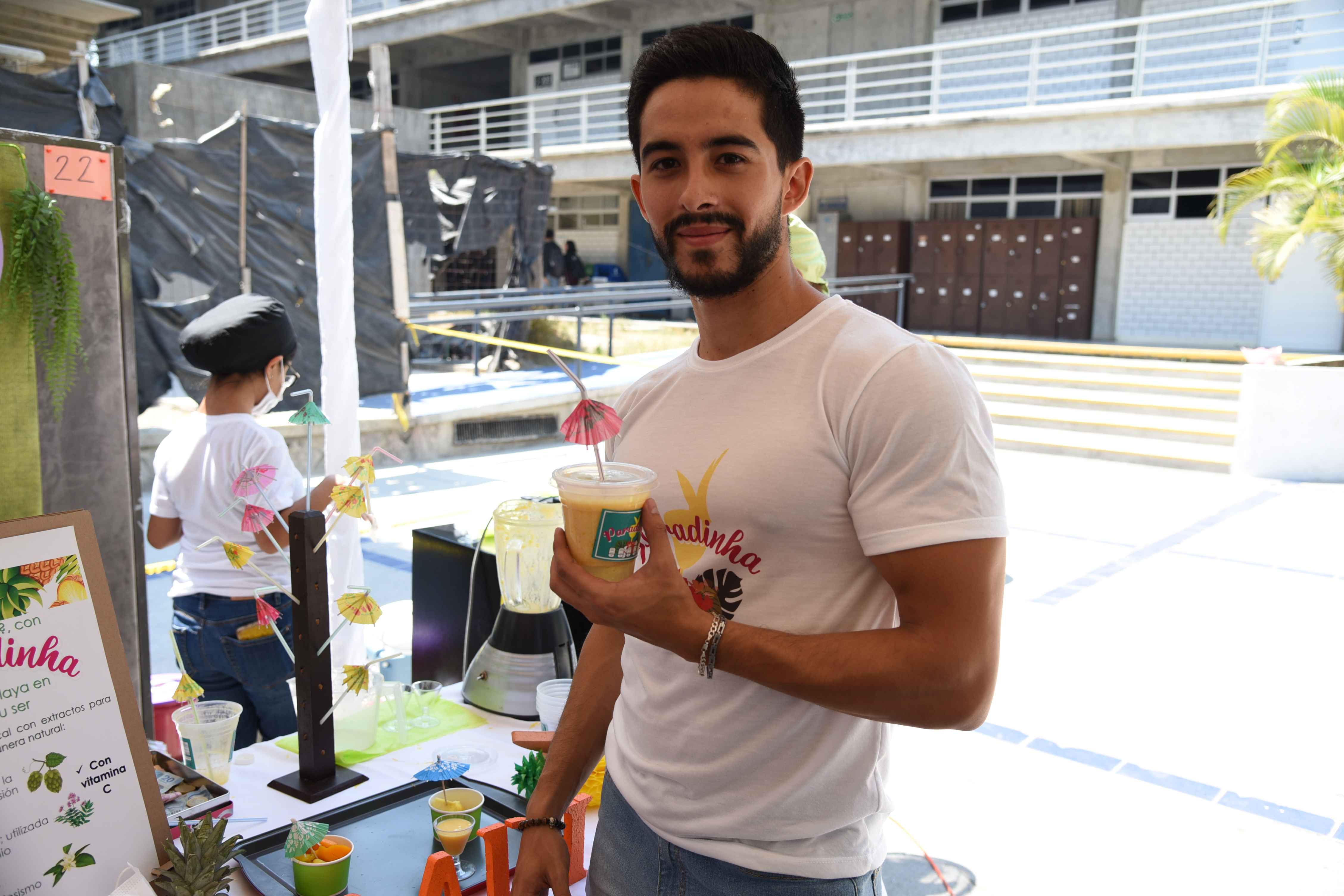 Alumno exhibiendo y consumiendo su producto