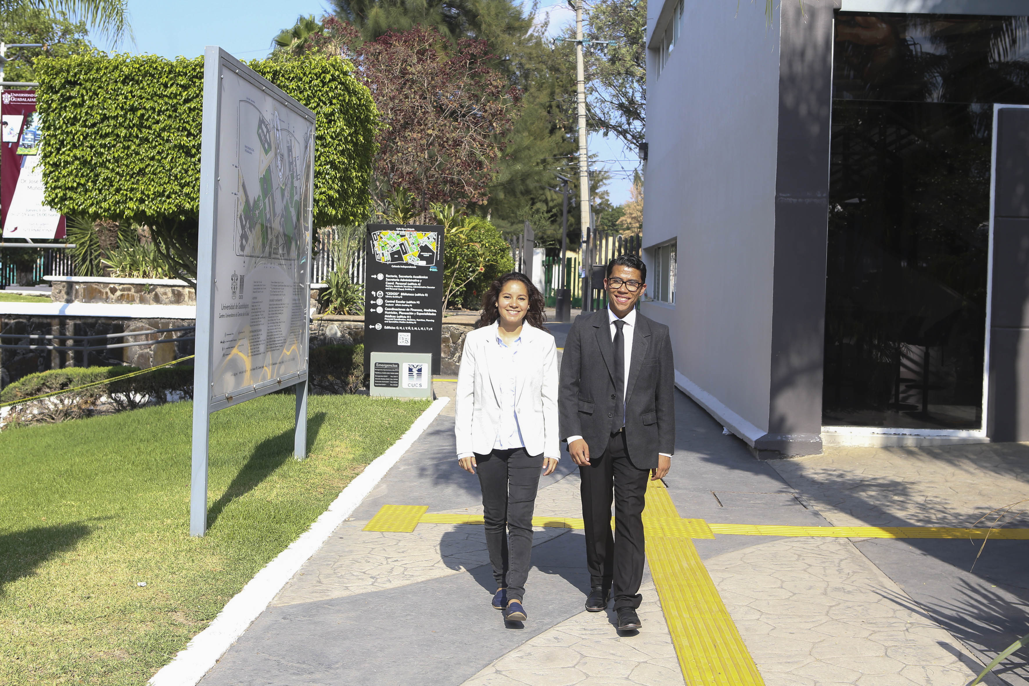 Alumnos ganadores caminando por pasillo de Rectoría