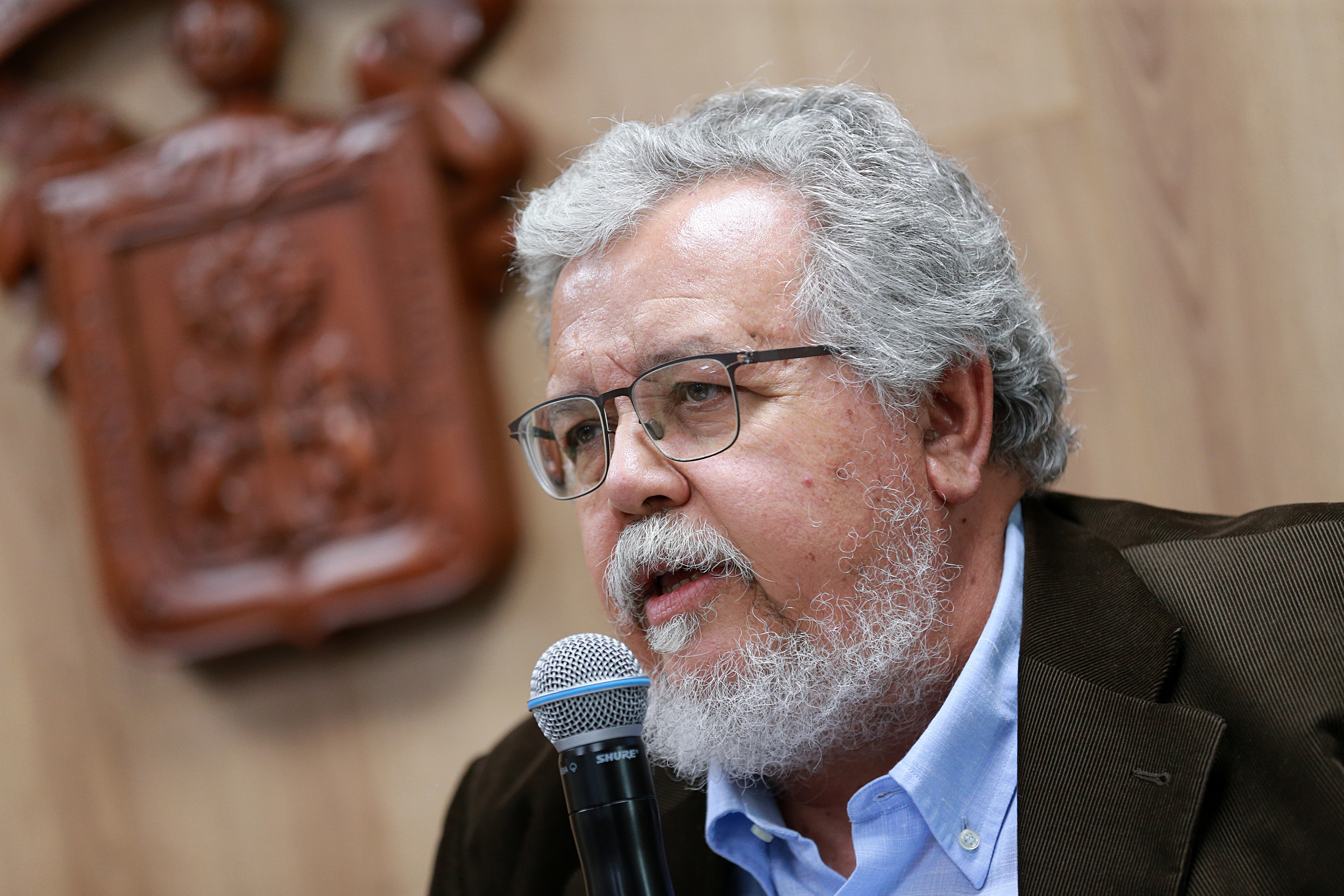 Dr. Guillermo Julián González al micrófono, toma cerrada
