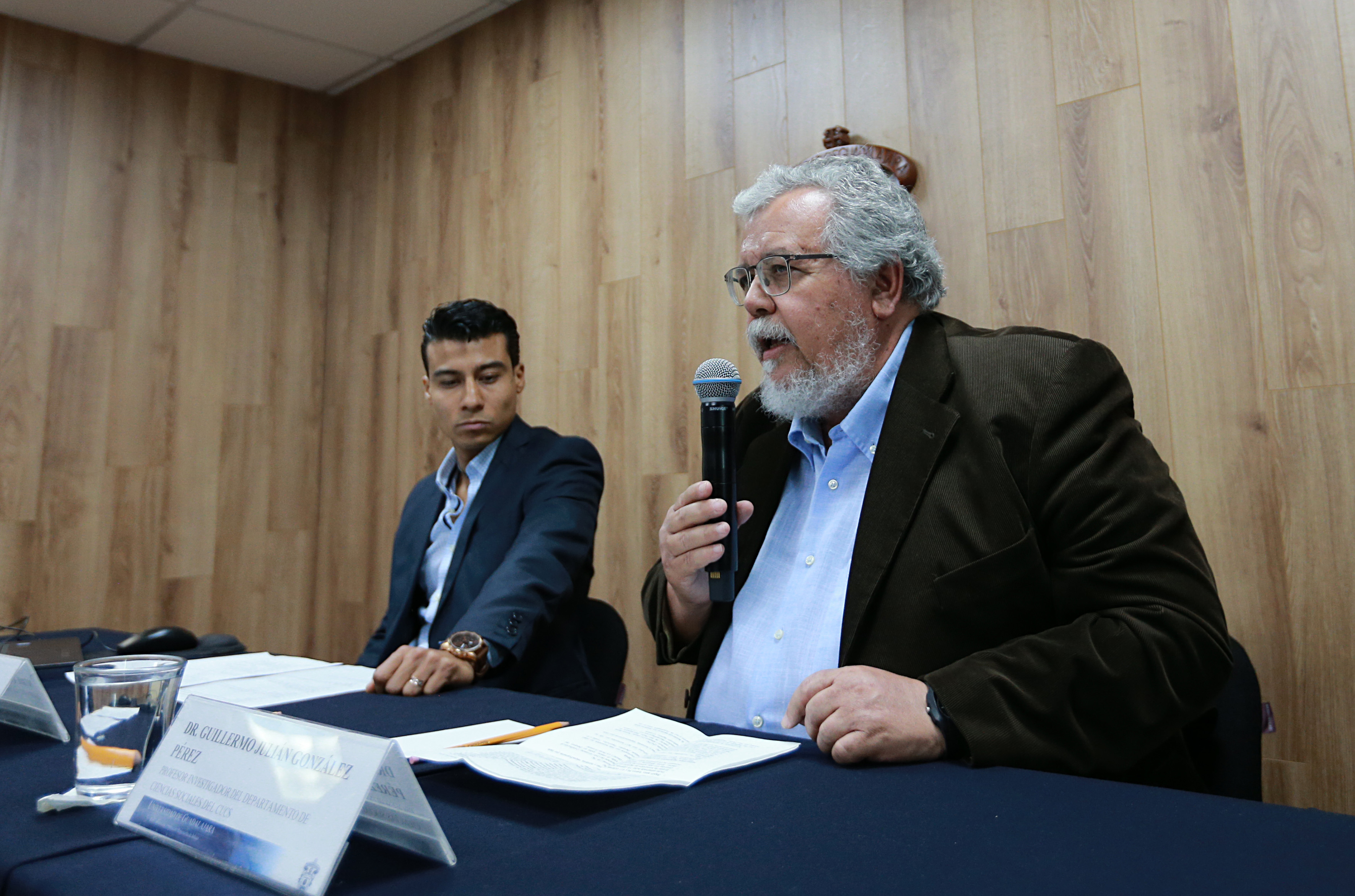 Miembros del presídium, Dr. Guillermo González al micrófono