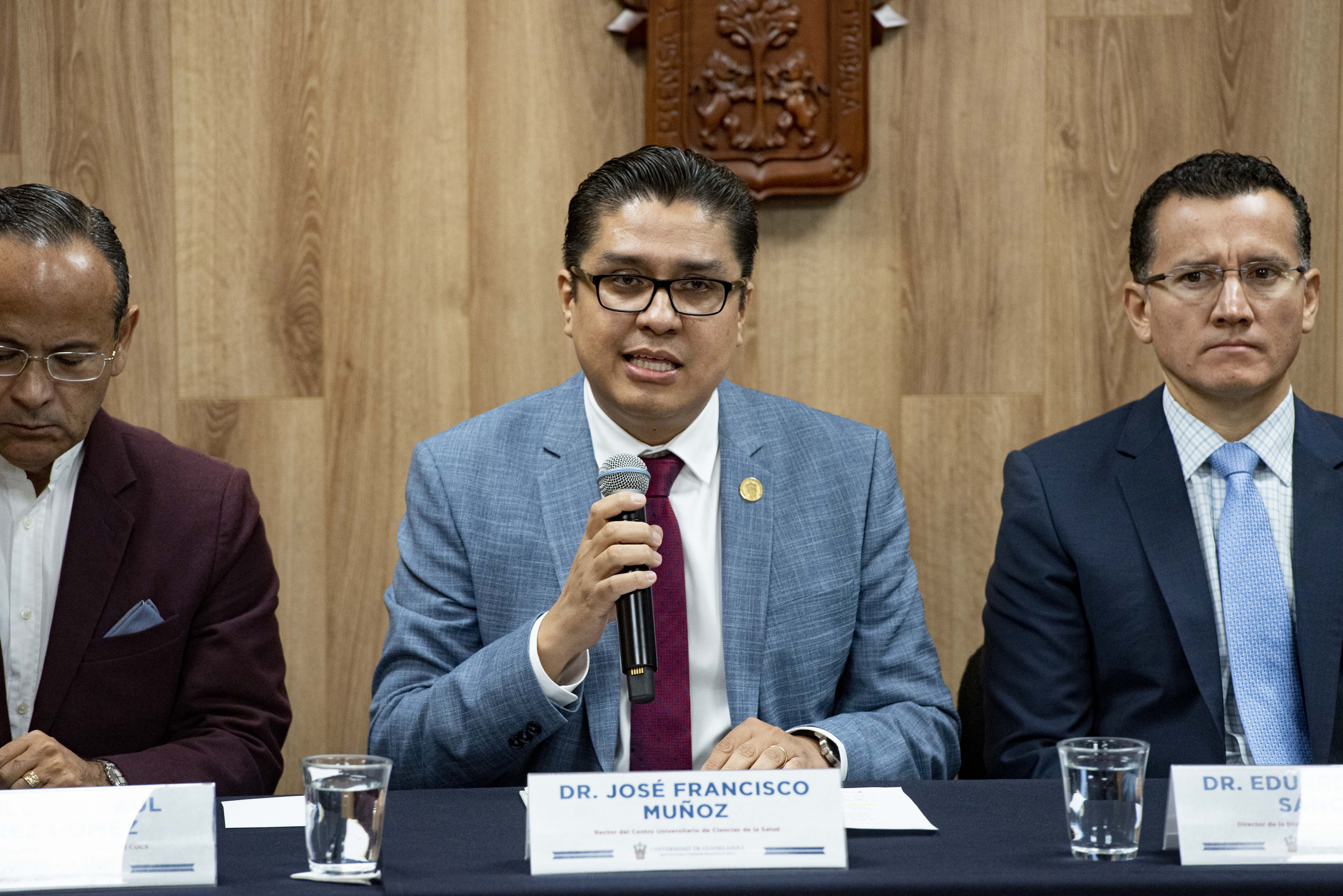 Rector del CUCS al micrófono en Rueda de Prensa