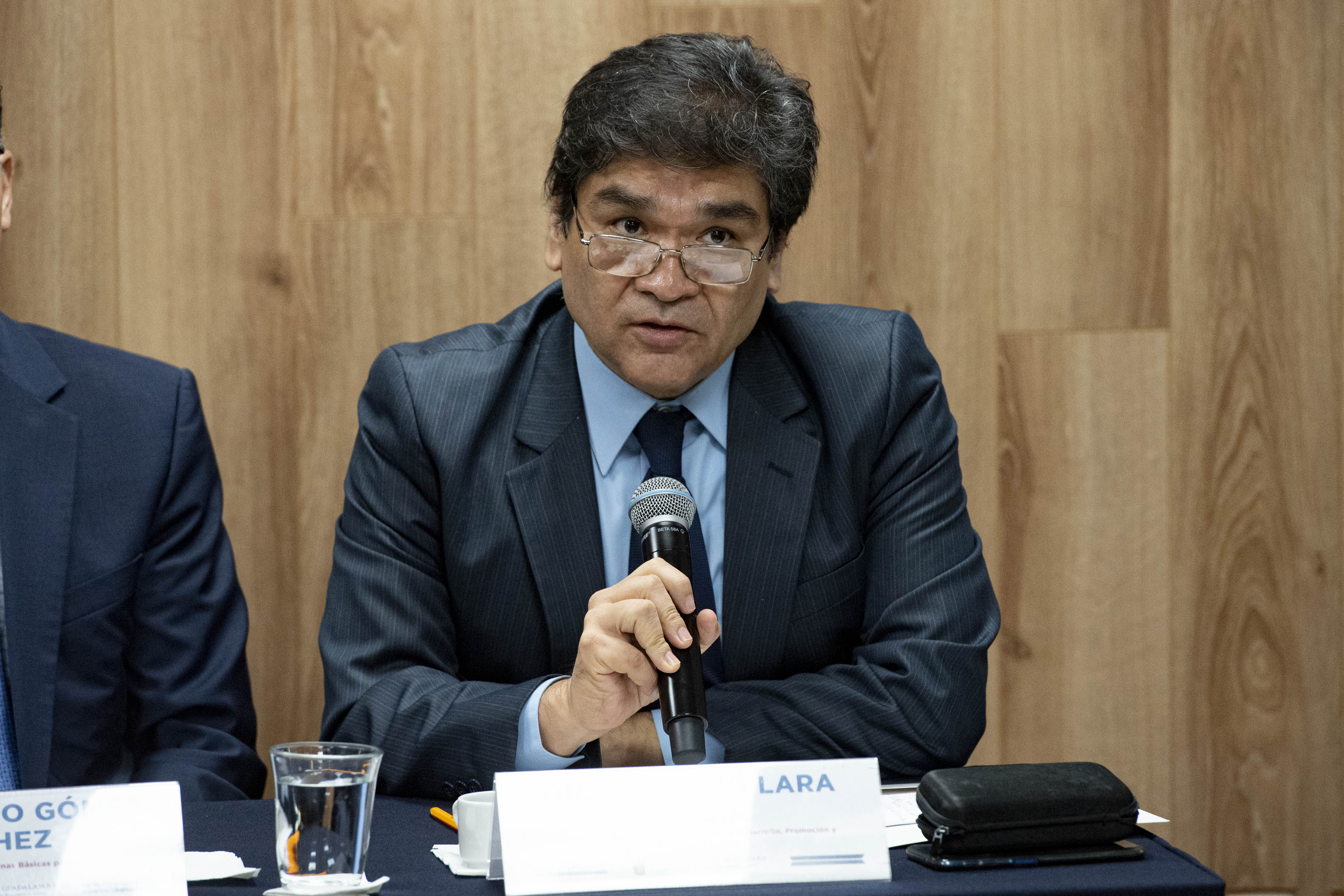 Dr. Baudelio Lara haciendo uso de la voz