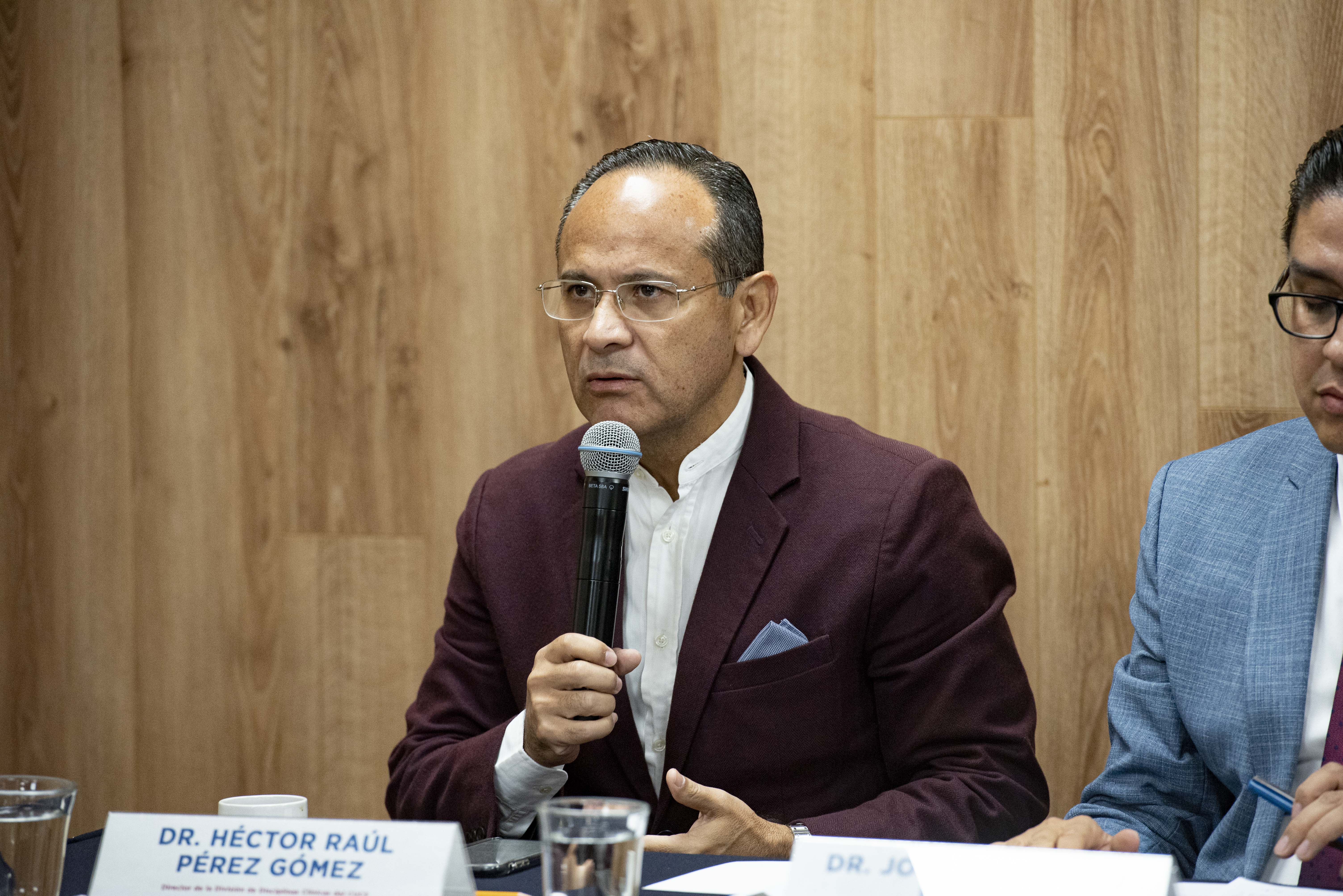 Dr. Héctor Raúl Pérez haciendo uso de la voz