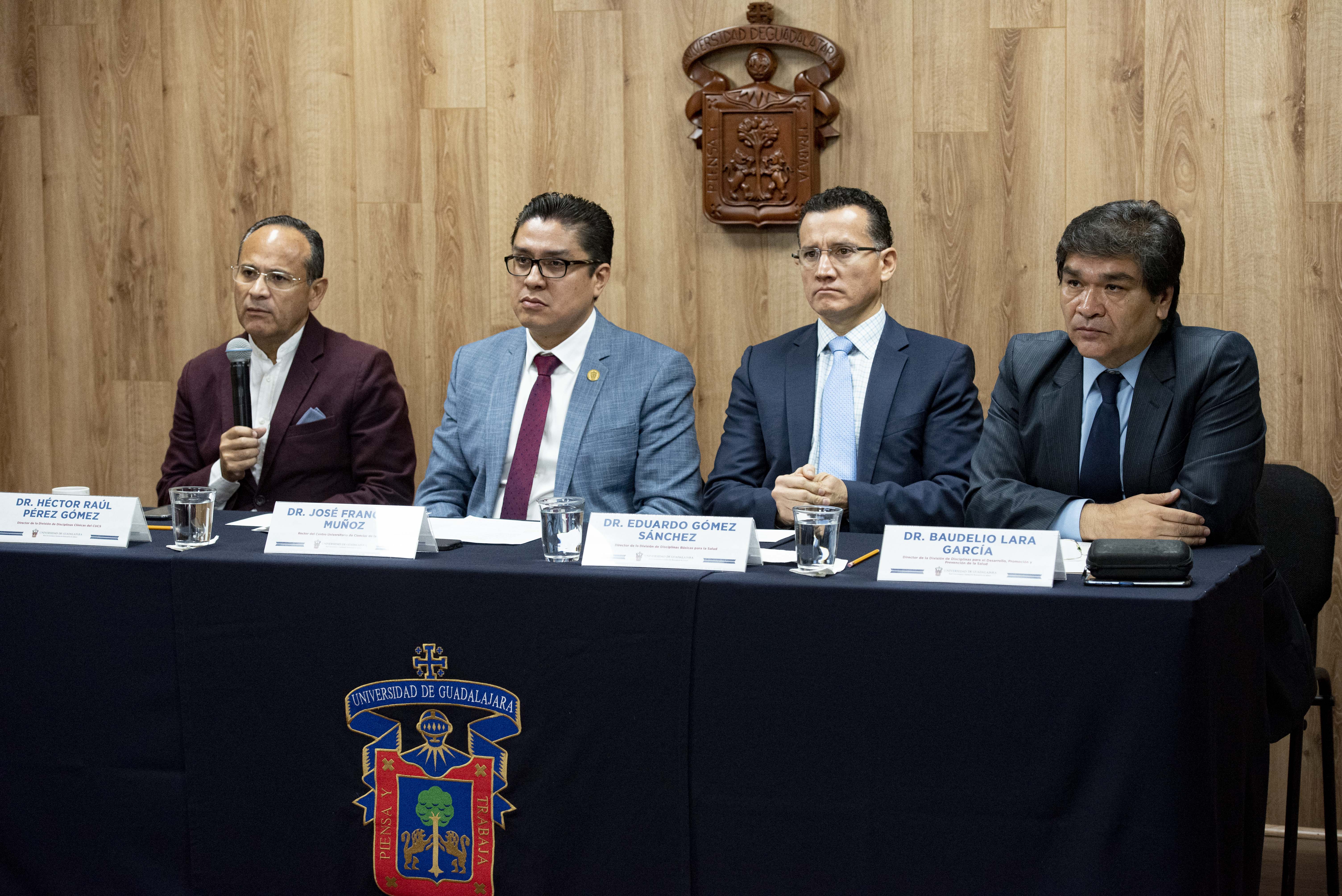 Miembros del presídium en rueda de prensa