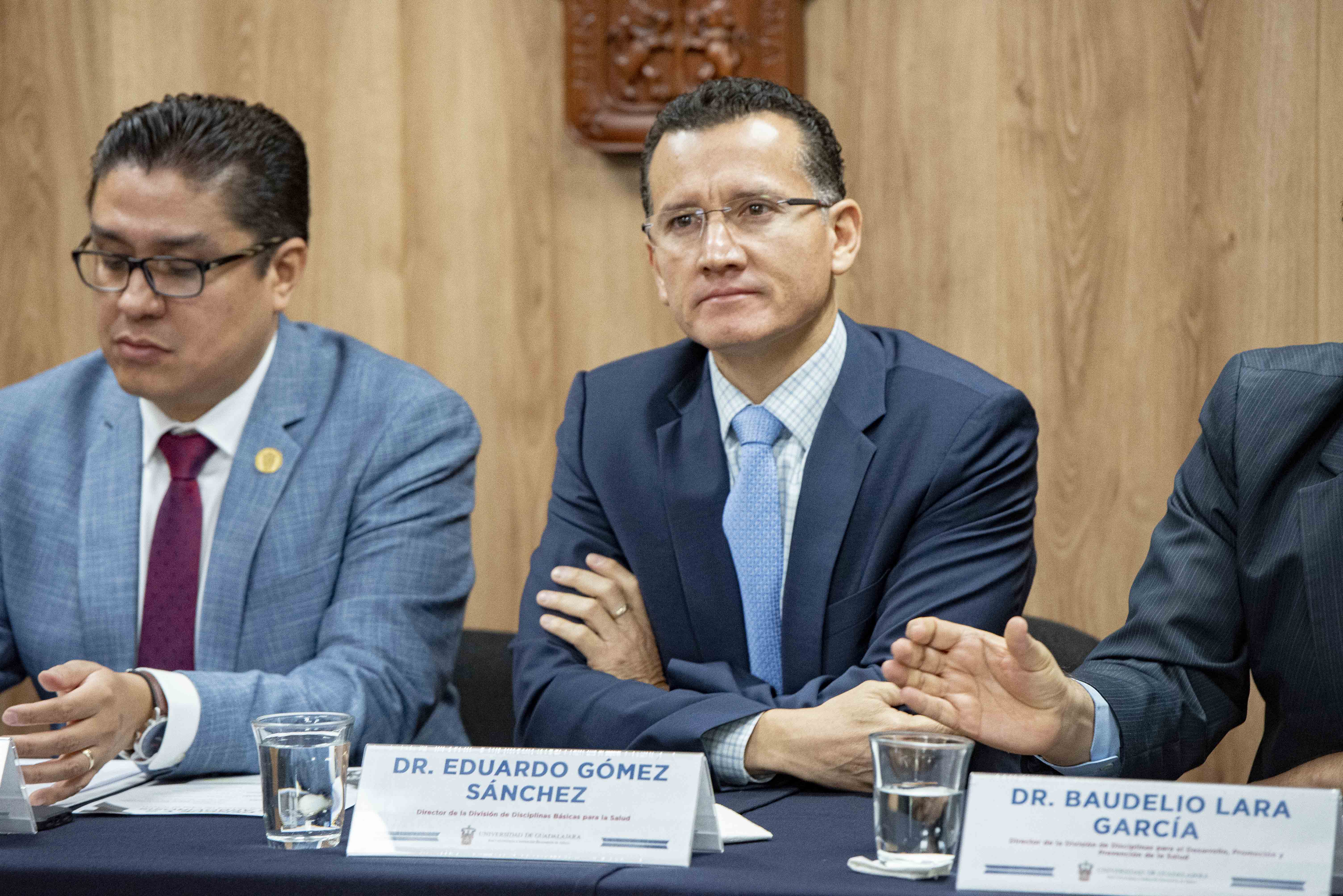 Dr. Eduardo Sánchez al centro de la fotografía