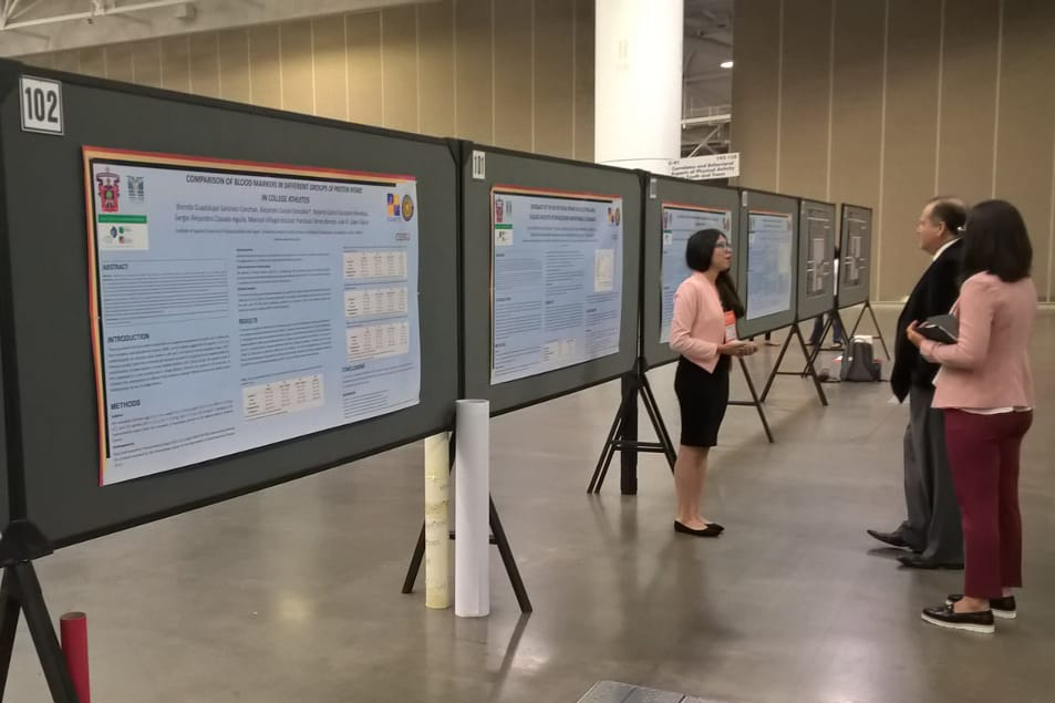 Alumna exponiendo Cartel