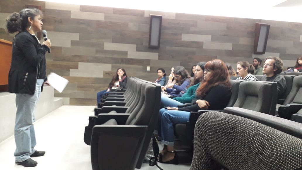 Dra. Patricia Ortega impartiendo conferencia