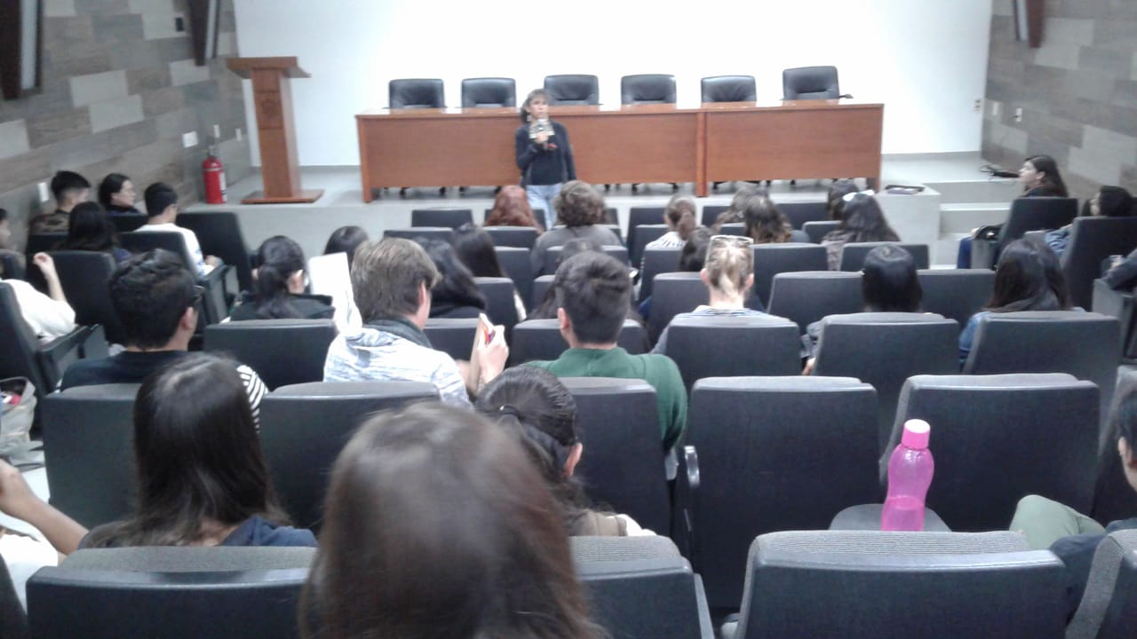 Asistentes del Foro y La Dra. Patricia Ortega 