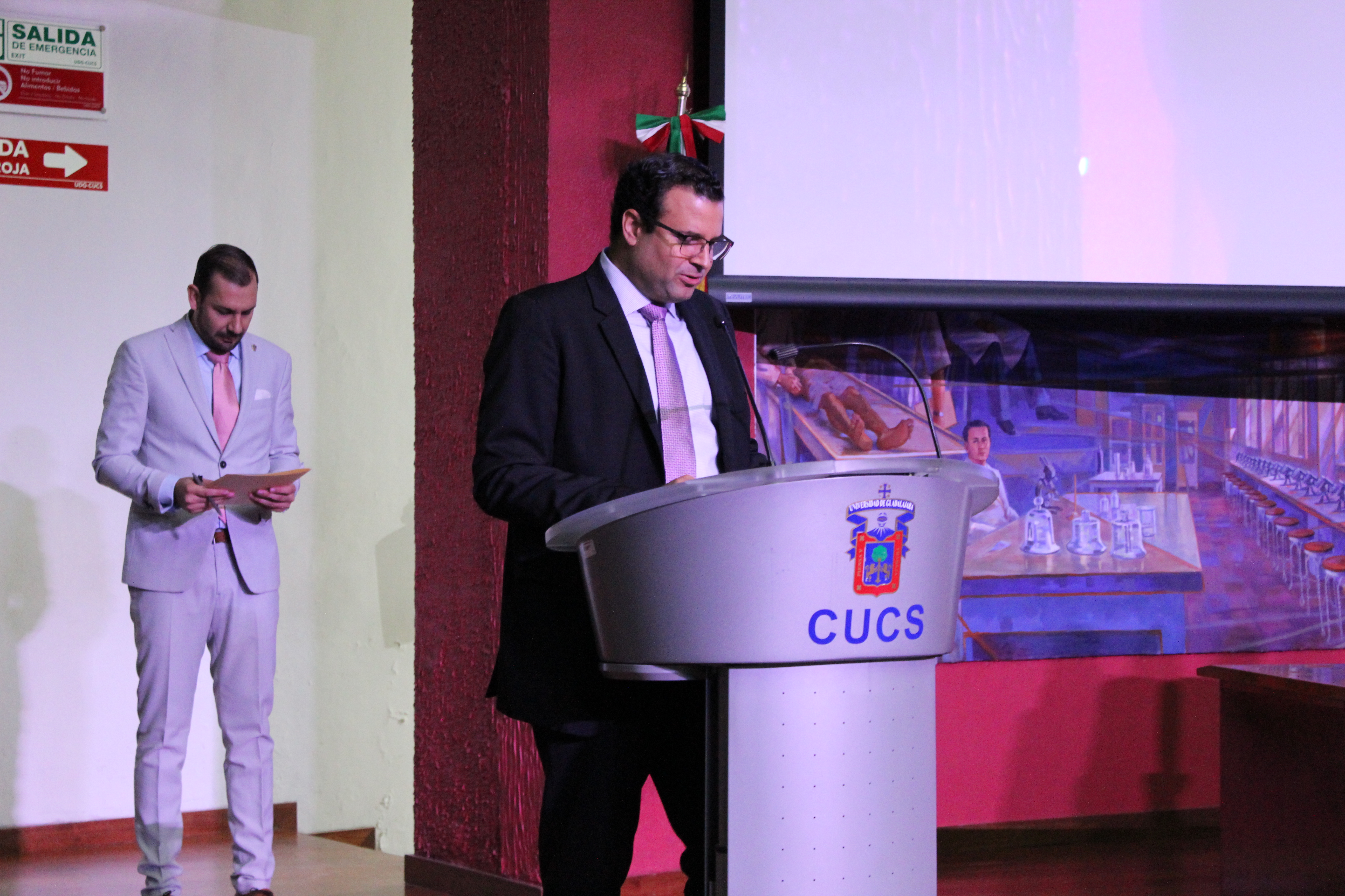 Secretario Académico dando mensaje inaugural