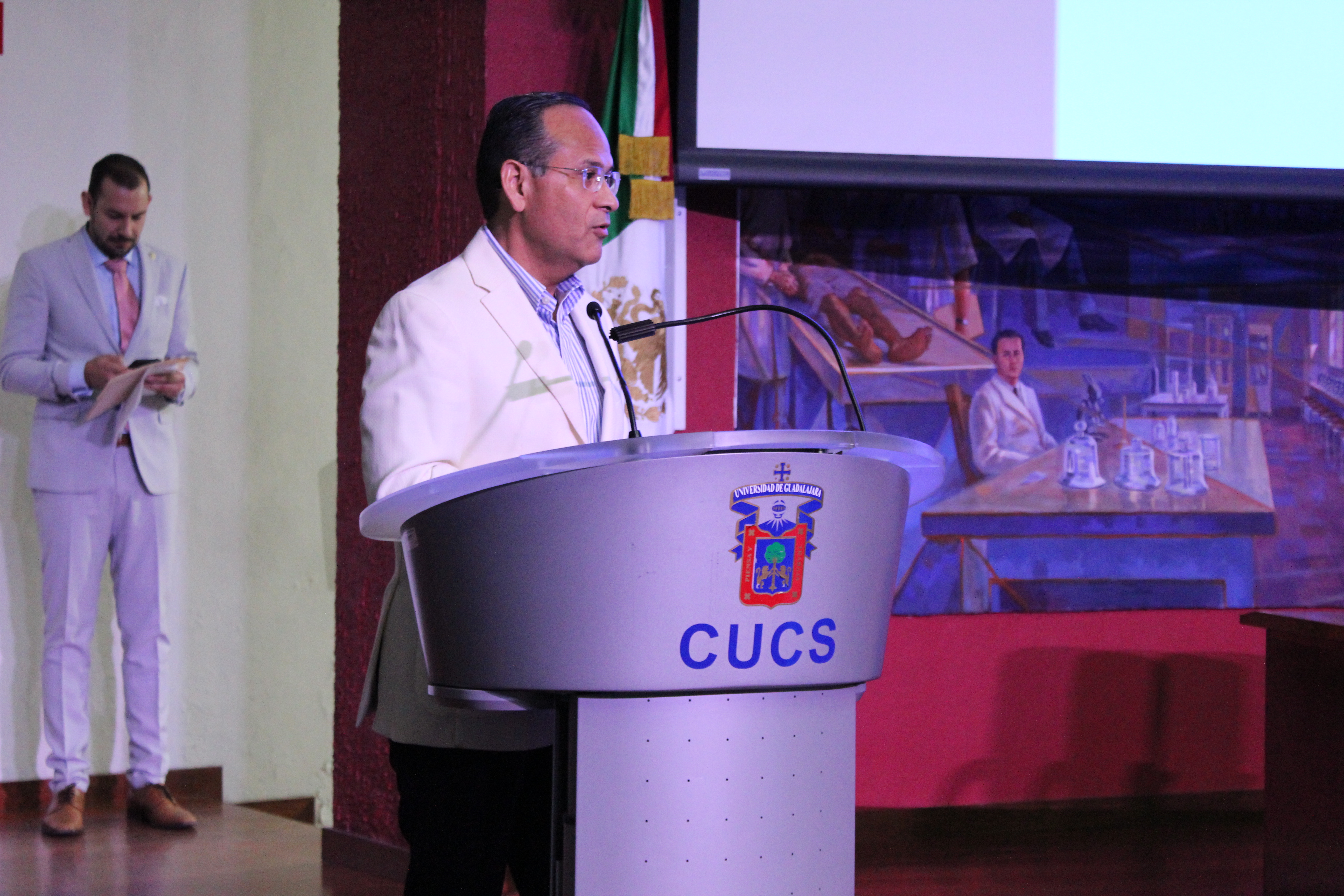 Director División de Disciplinas Clínicas impartiendo conferencia