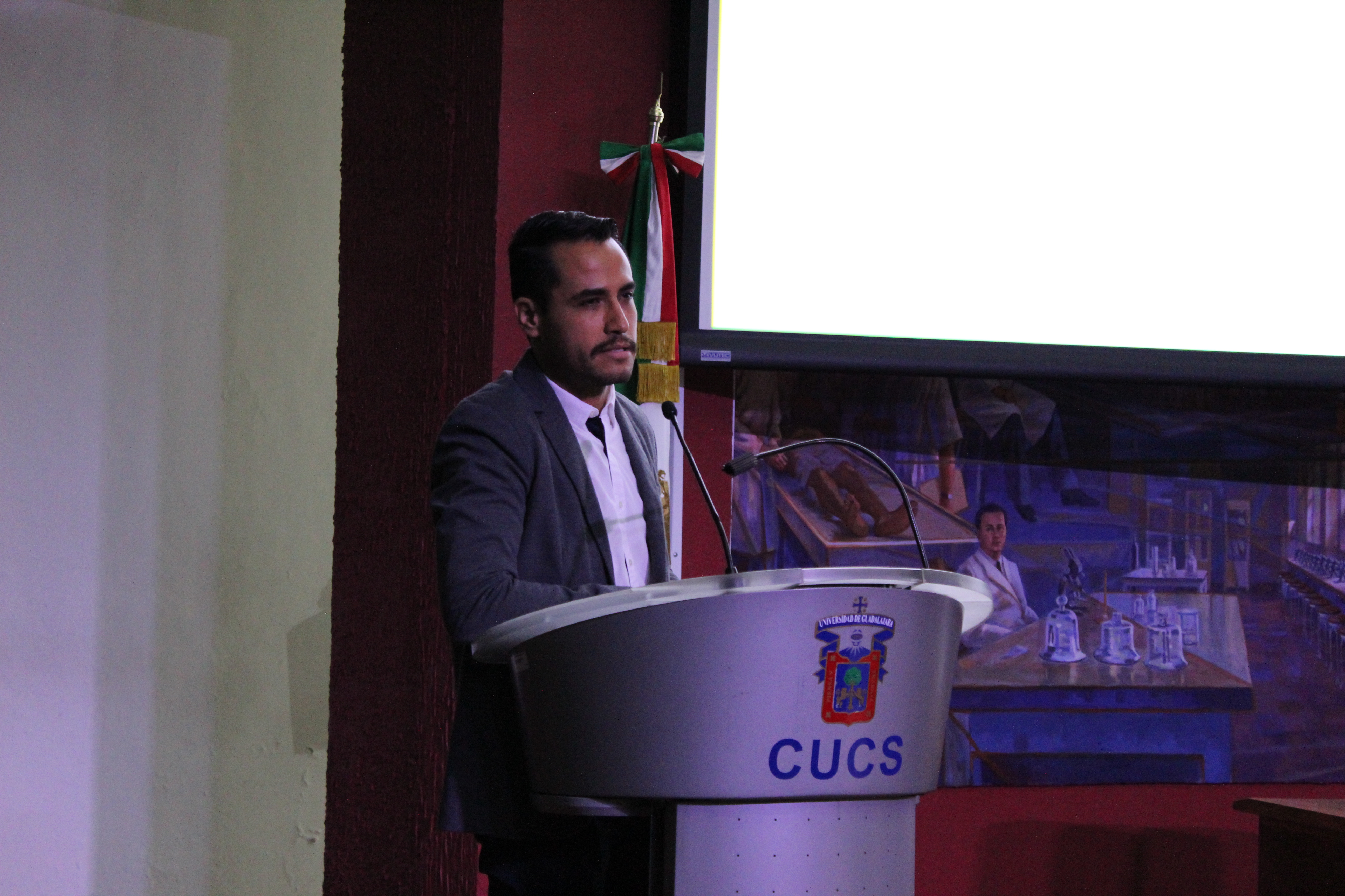 Coordinador Maestría en Microbiología Médica dando conferencia