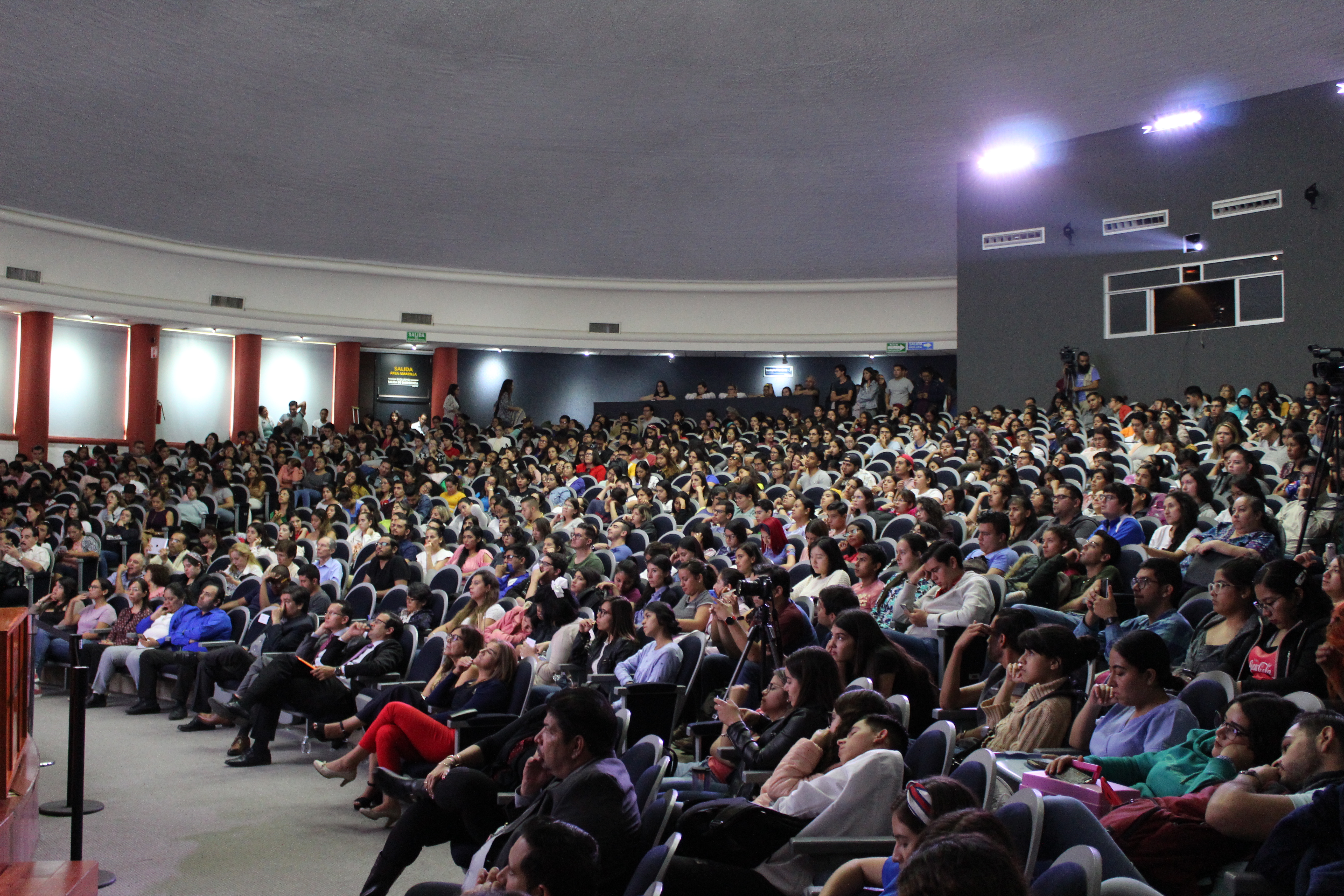 Vista general del auditorio a lleno total