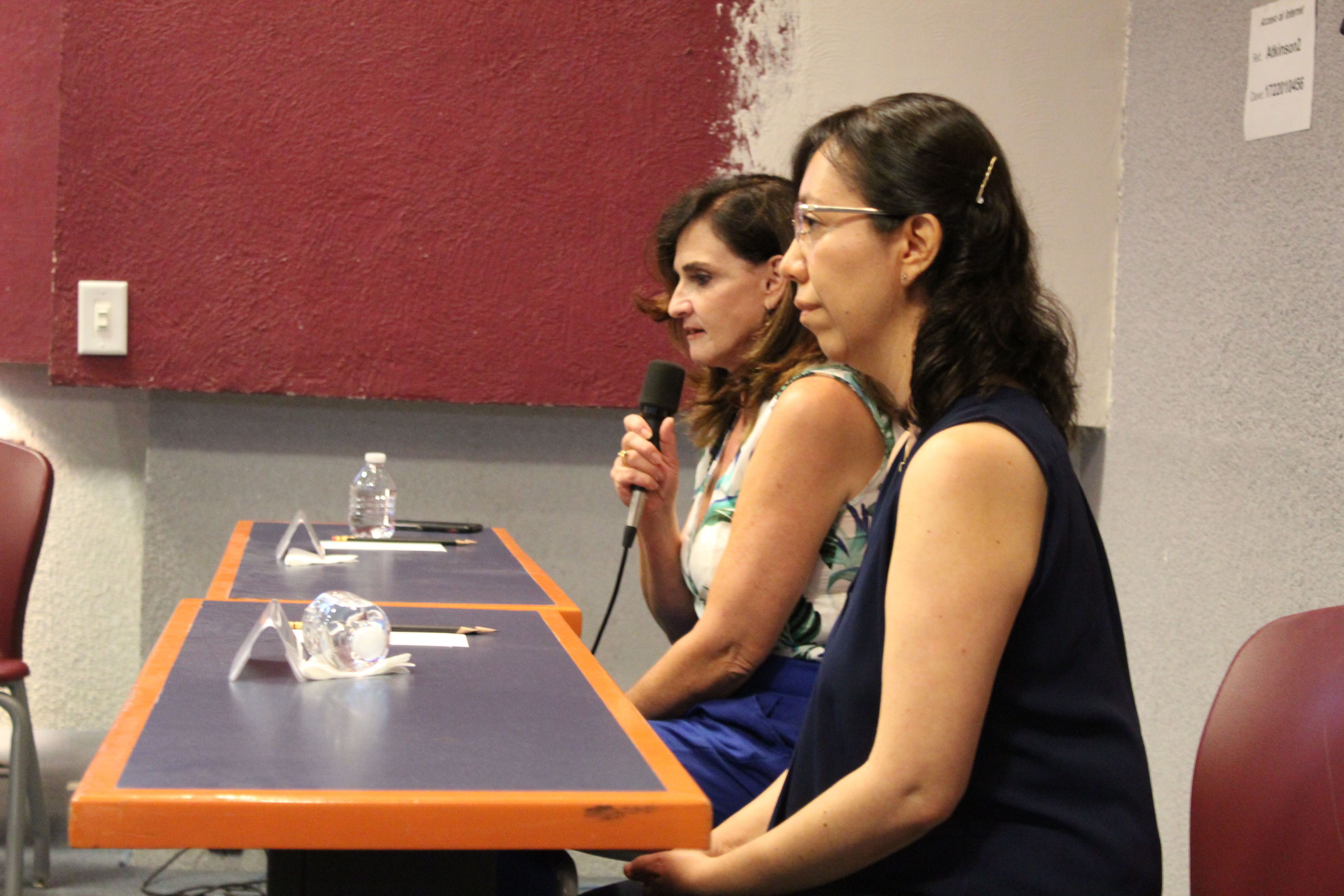 Jefa de Salud Pública y secretaria Académica de CUCS durante presentación del curso