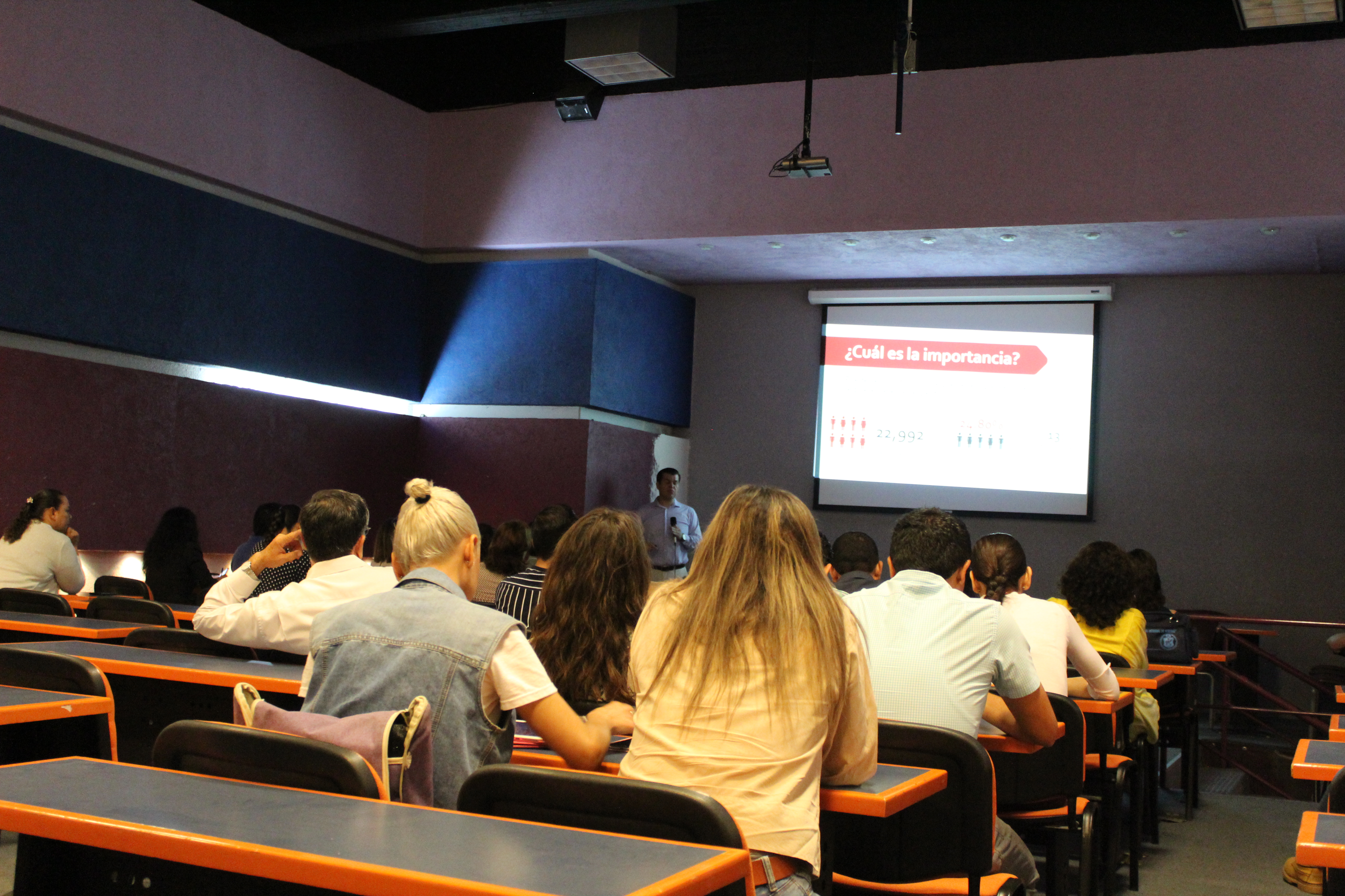 Asistentes al curso, toma desde atrás del aula