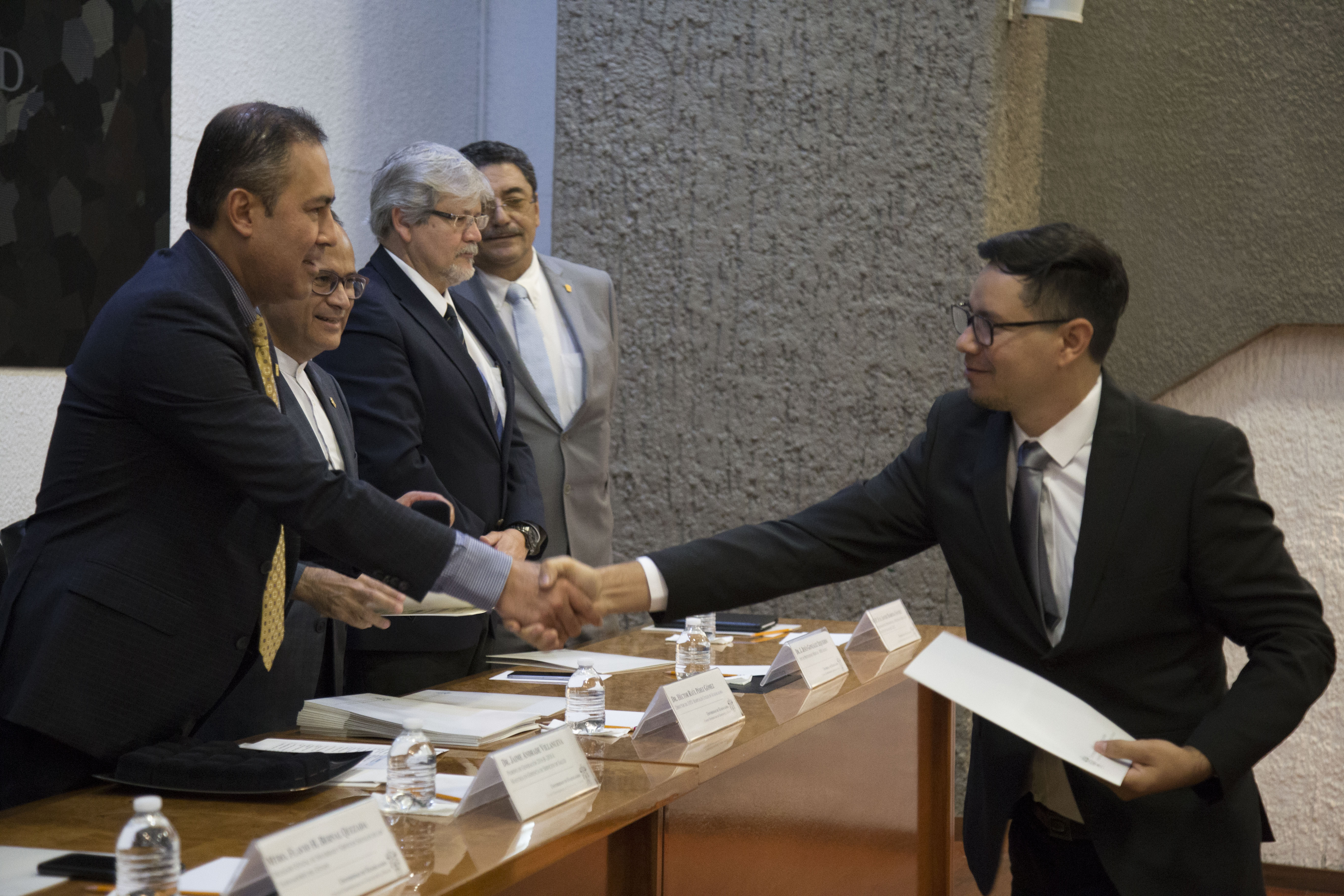 Alumno recibiendo sus documentos