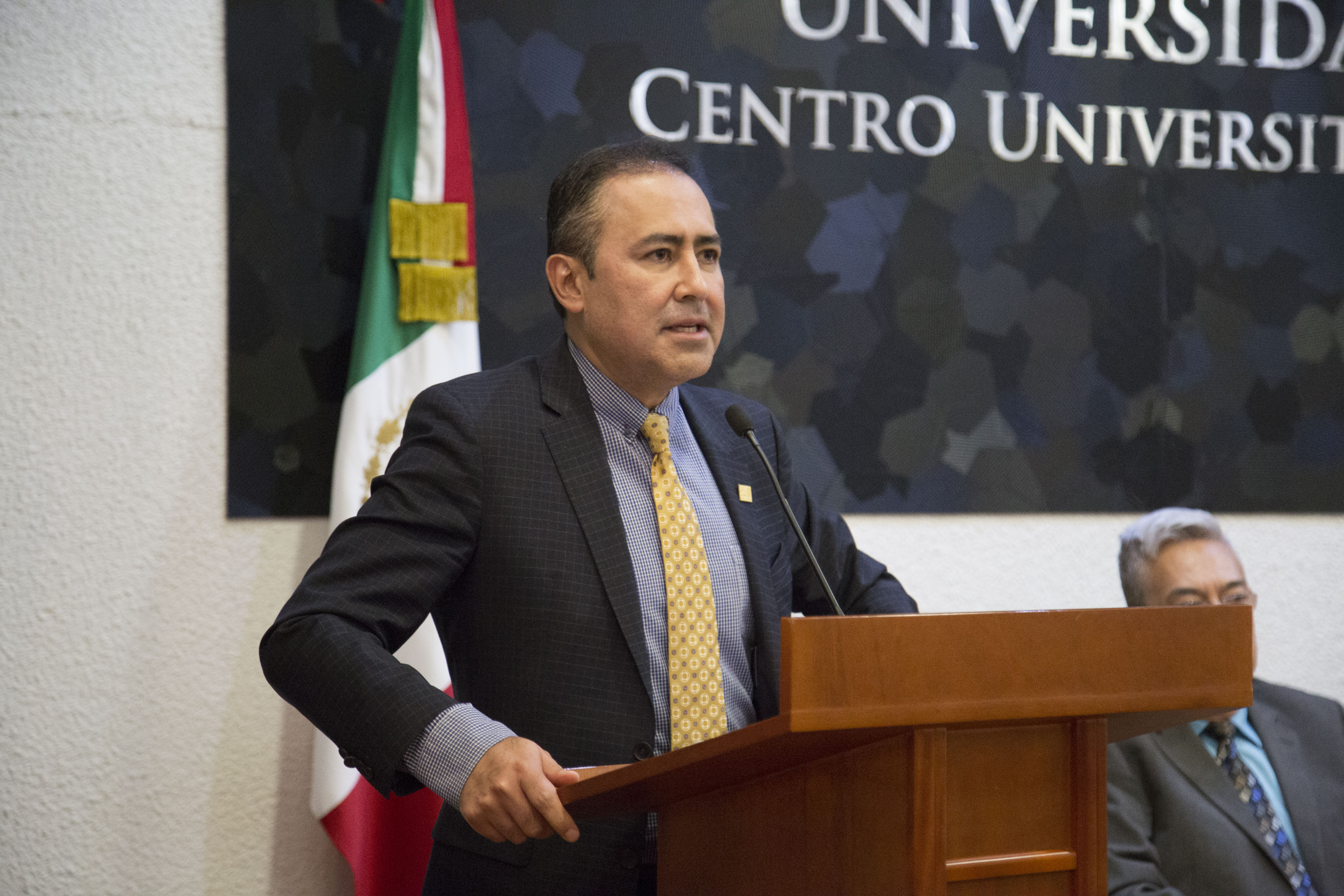 Rector haciendo uso de la voz en el podium