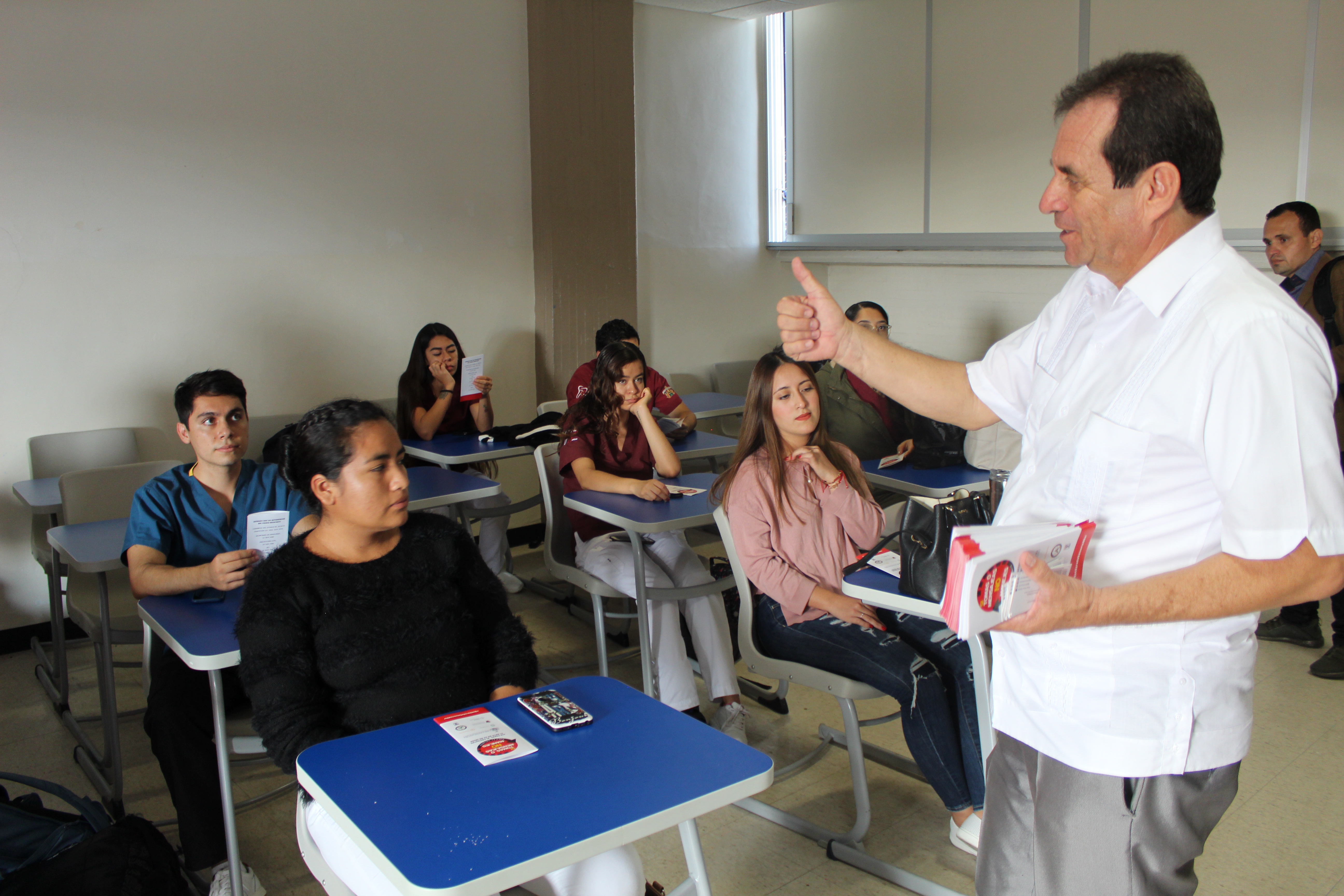 Diputado en salón de clases hablando de su campaña