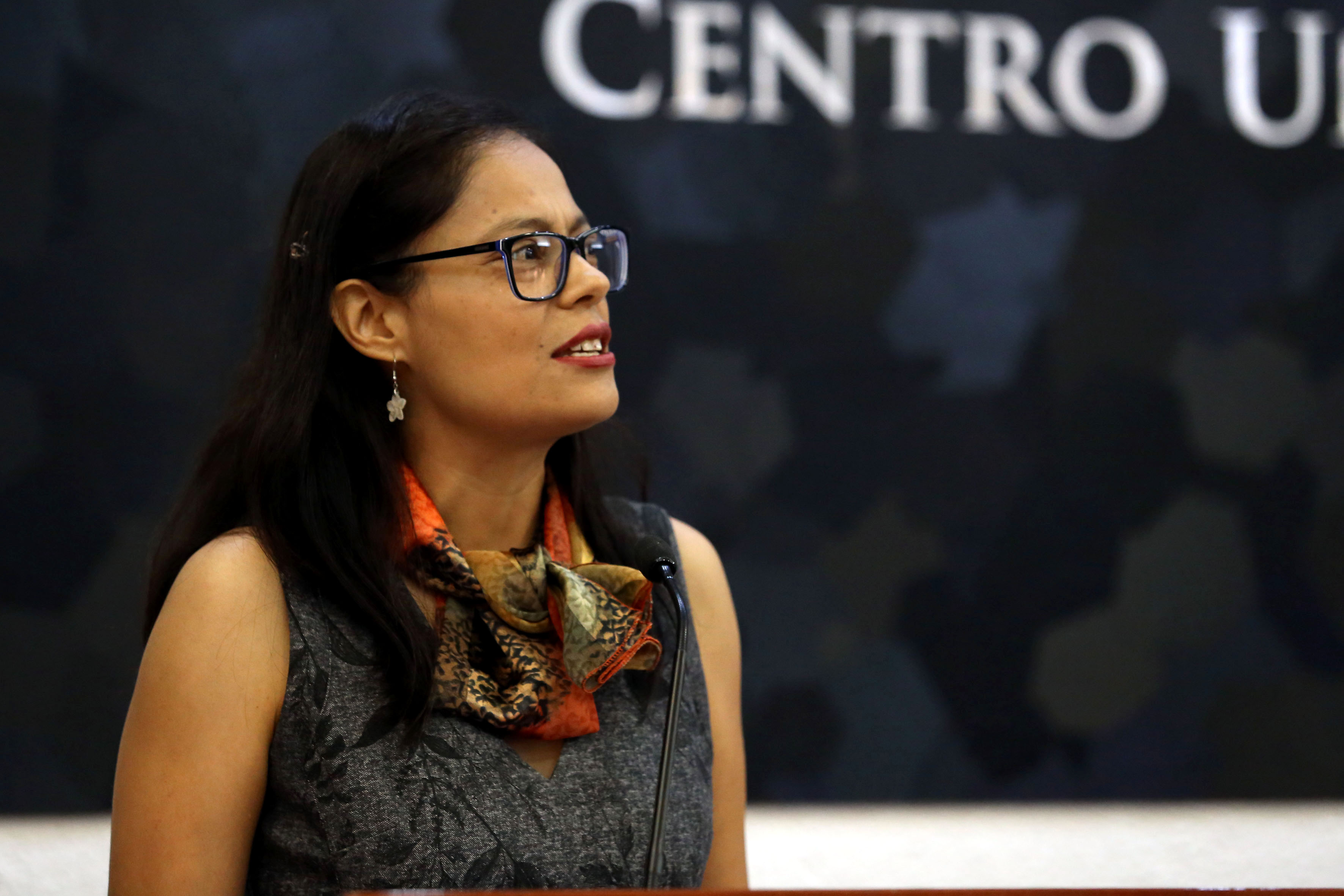 Mtra Martha Betzaida dando mensaje a los presentes