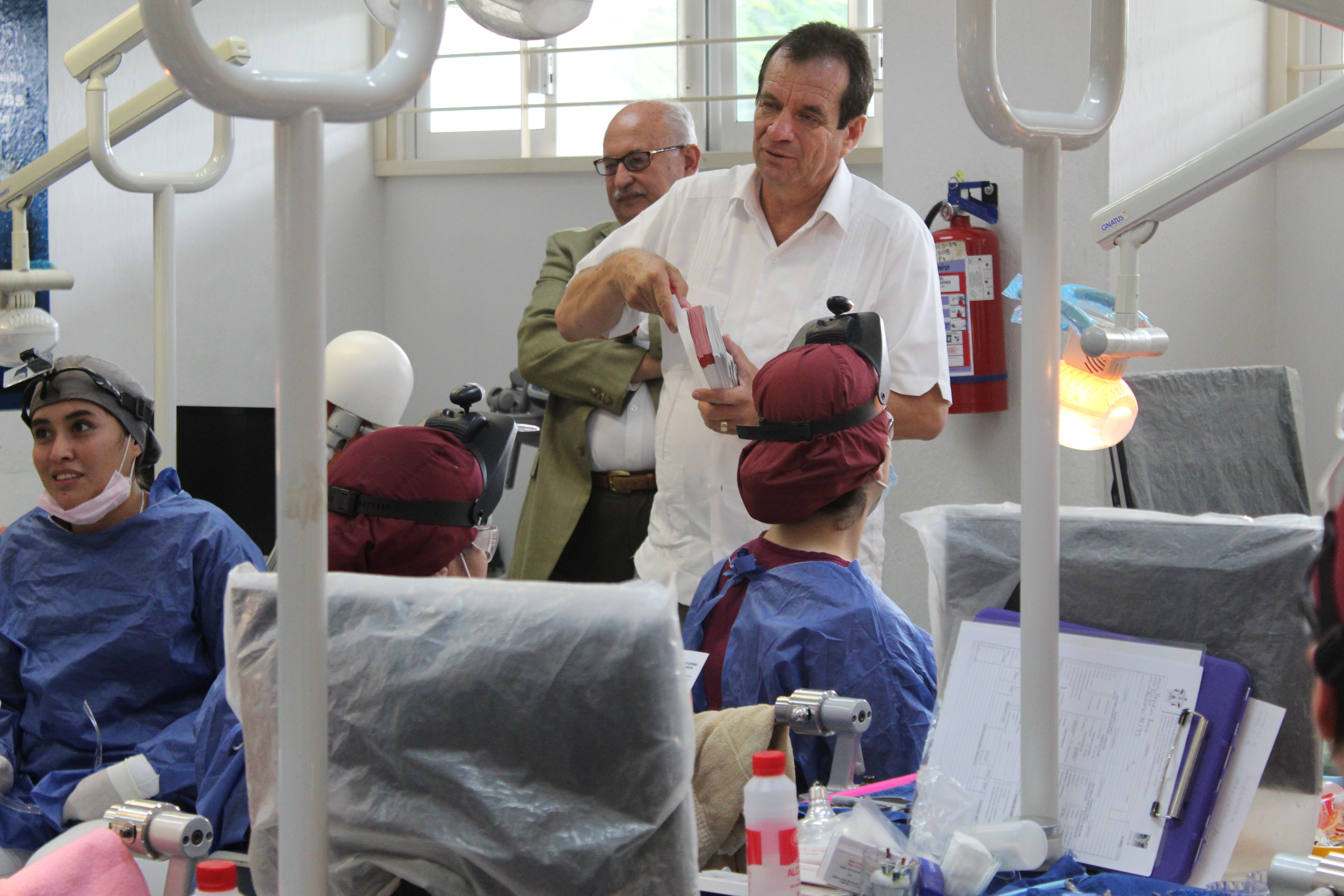 Diputado hablando de su campaña en el laboratorio de simulación de Odontología