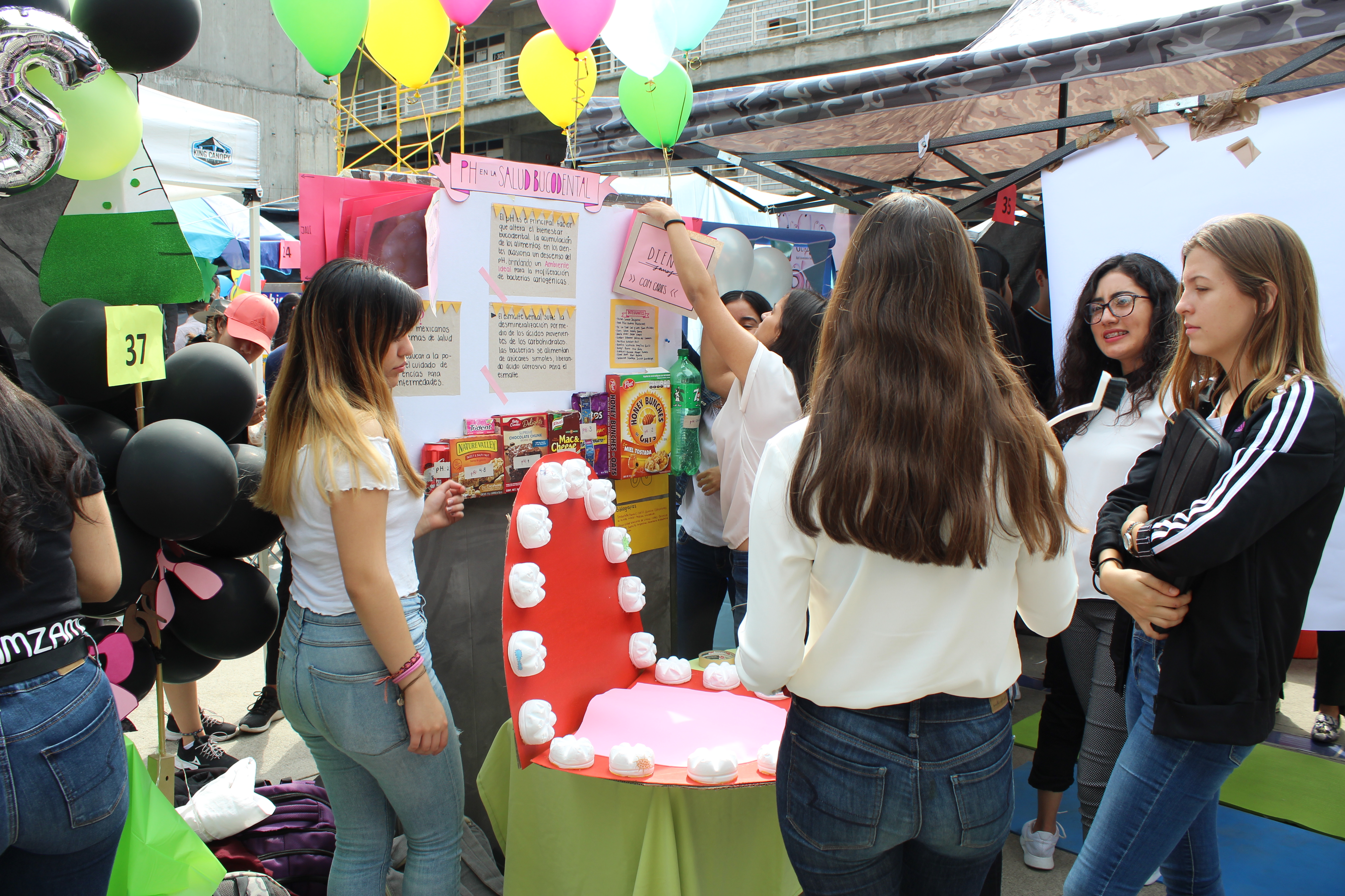 Alumnas expositoras terminando de montar su stand