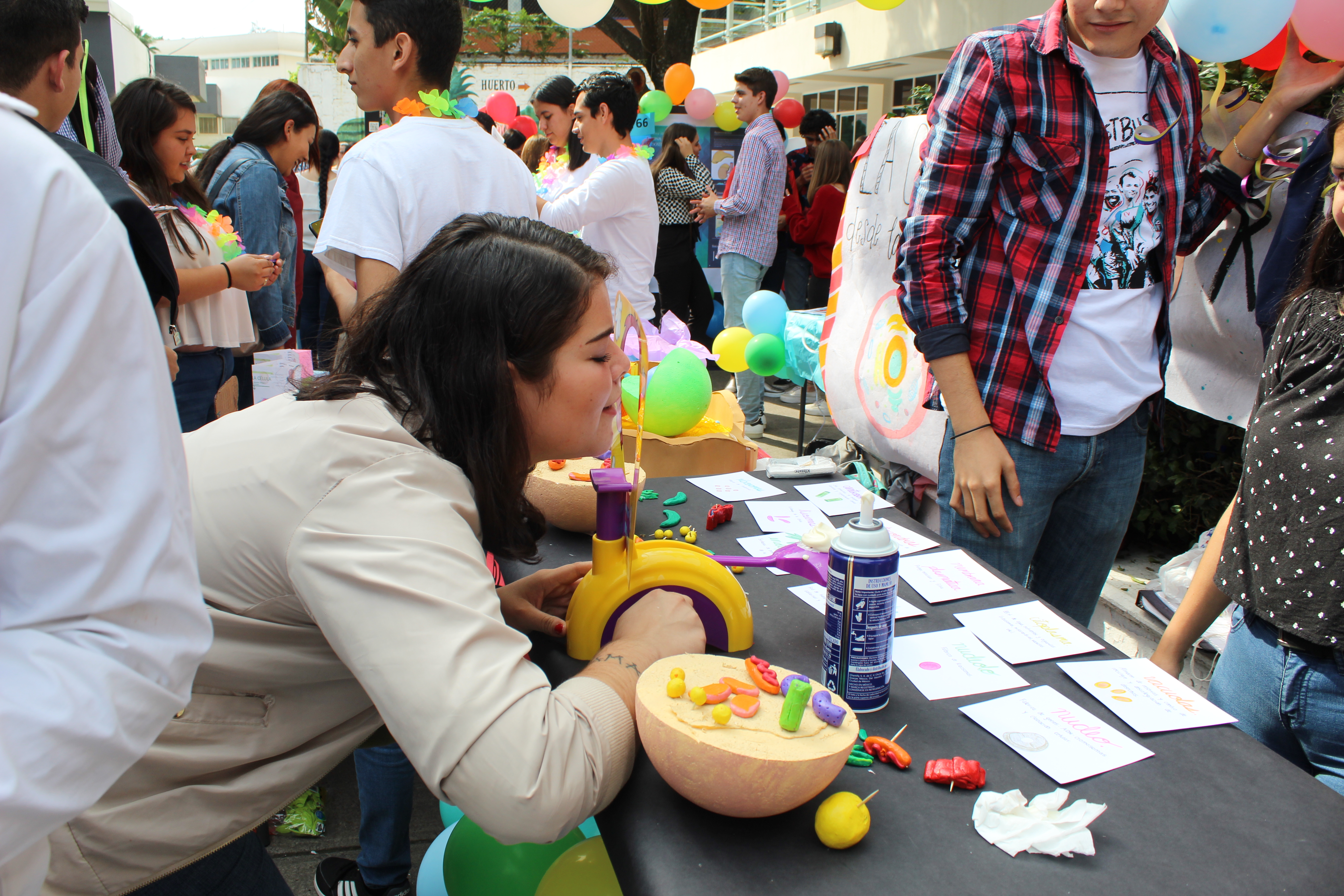 Alumna participa en un juego en un stand
