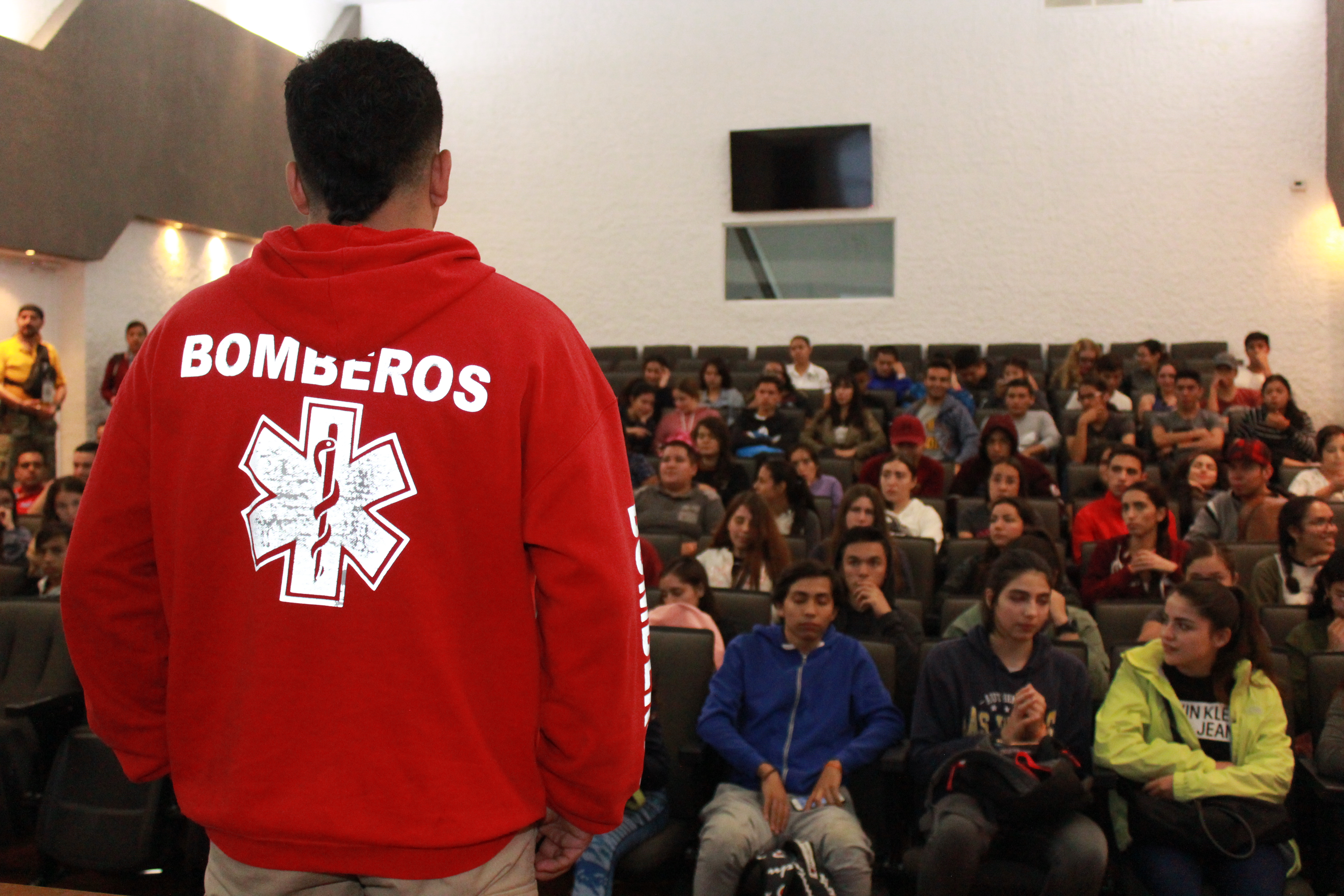 Bombero dando plática a alumnos