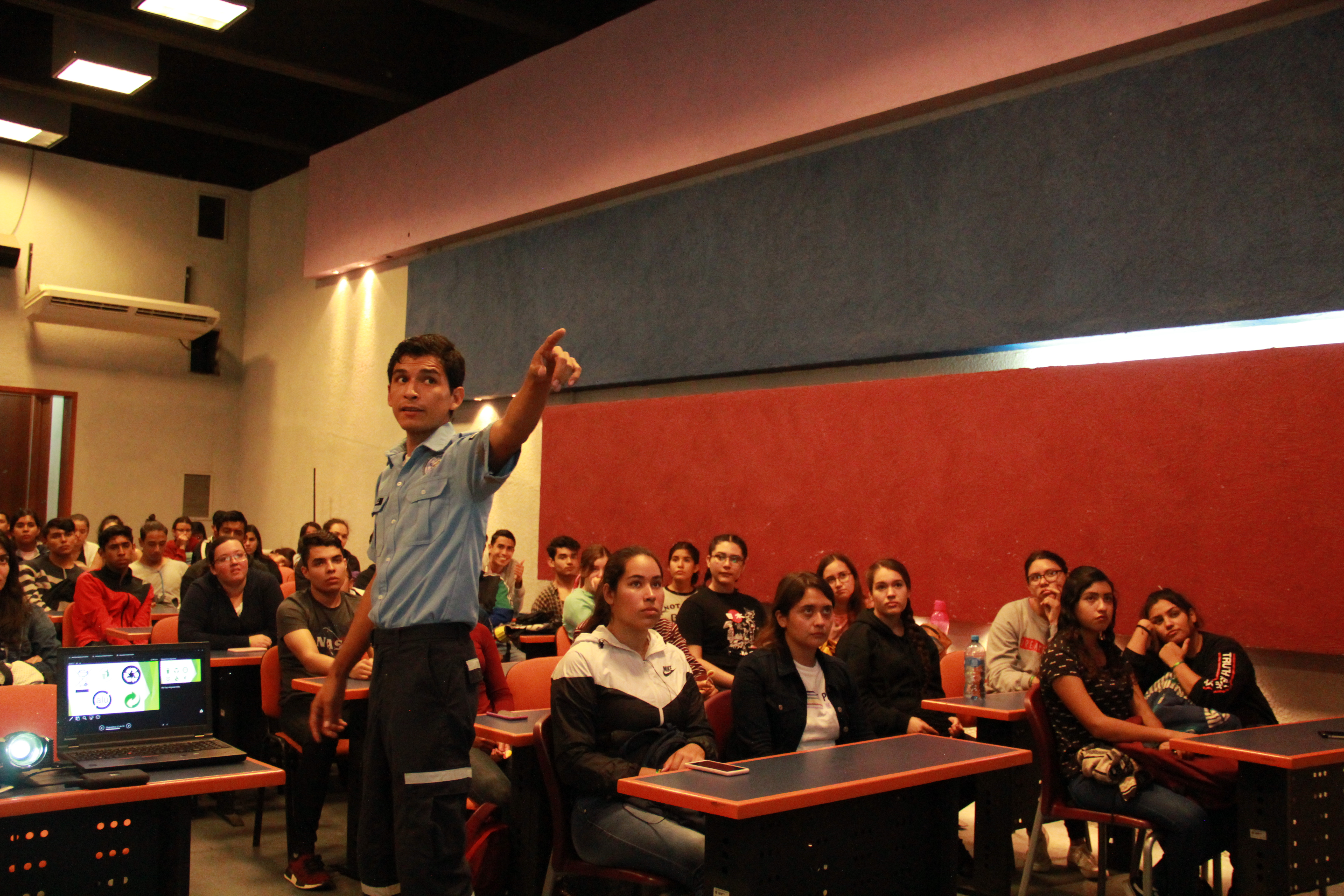 Voluntario de Protección Civil dando plática a estudiantes