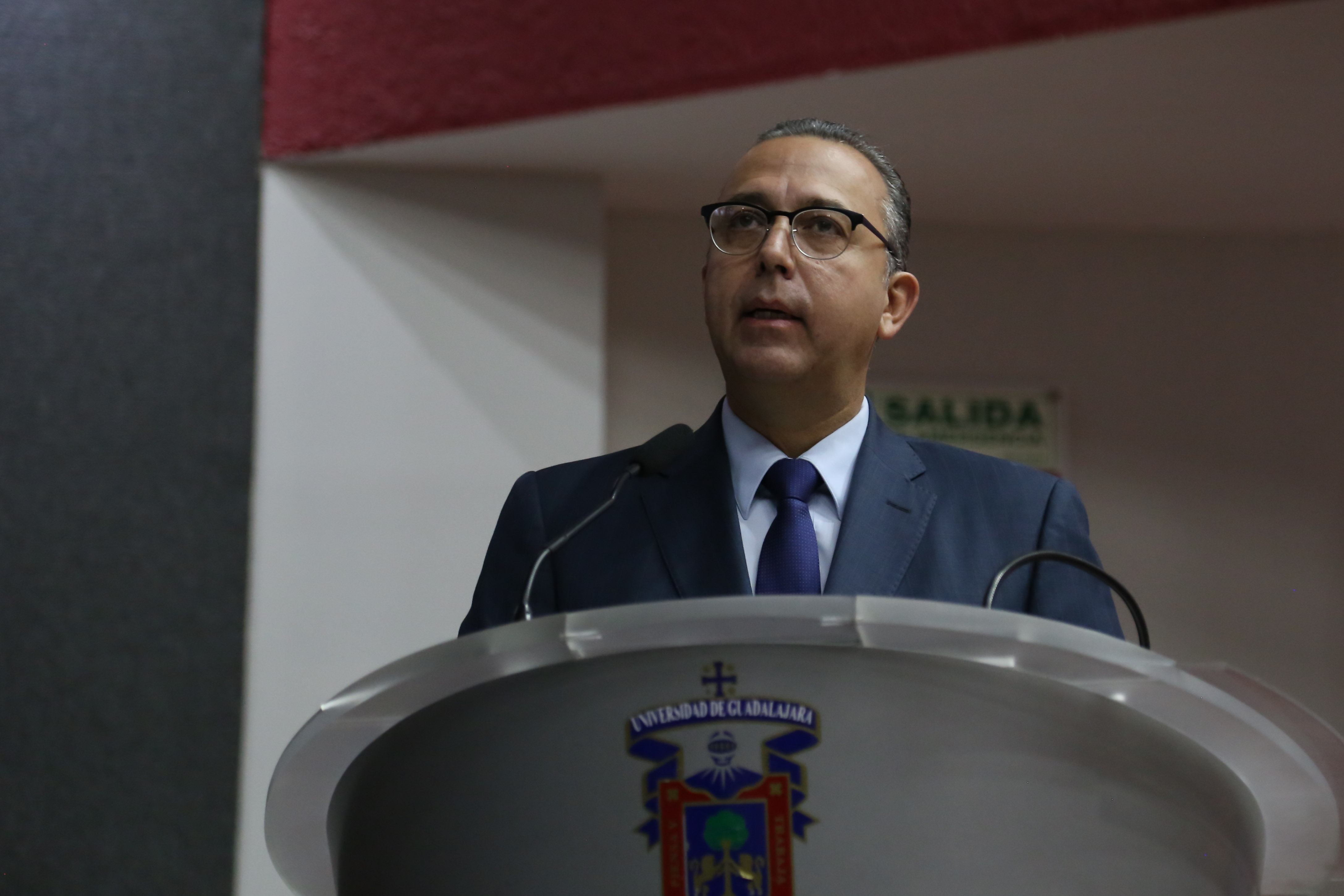 Dr. Francisco Preciado, al podium