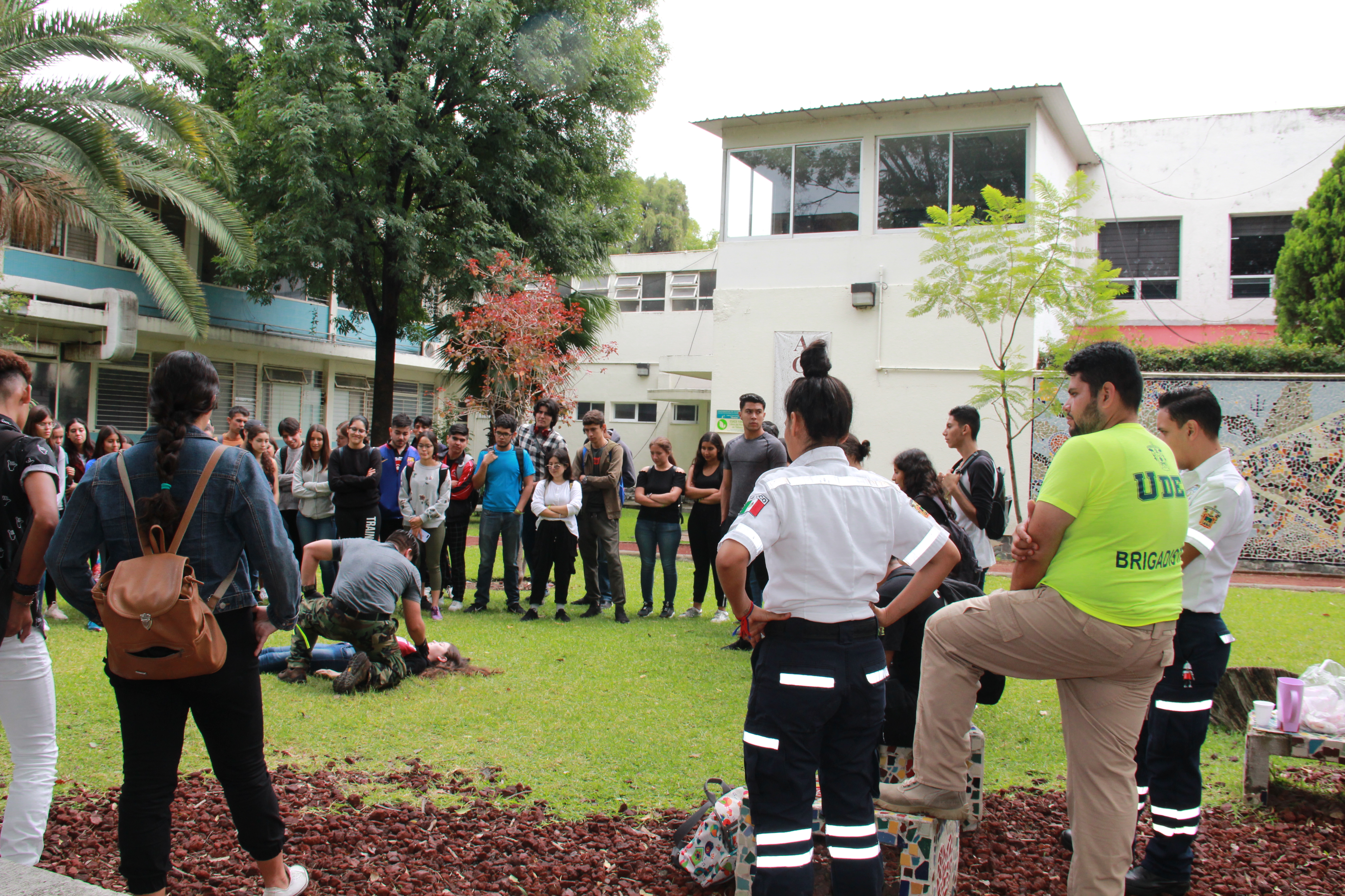 Instructor simulando el rescate de una alumna
