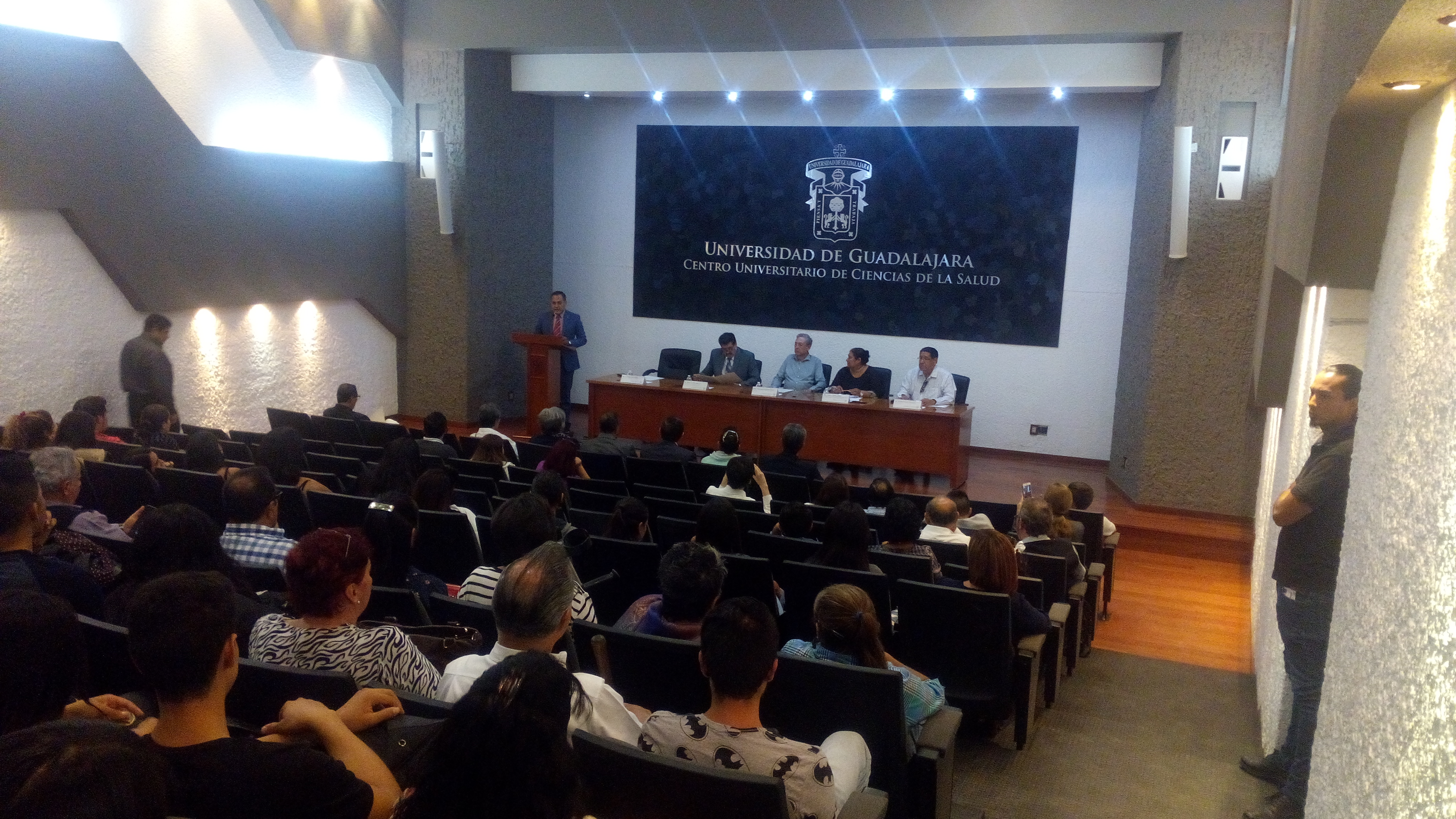 Al fondo Dr. Armando Lemus en el mensaje de bienvenida