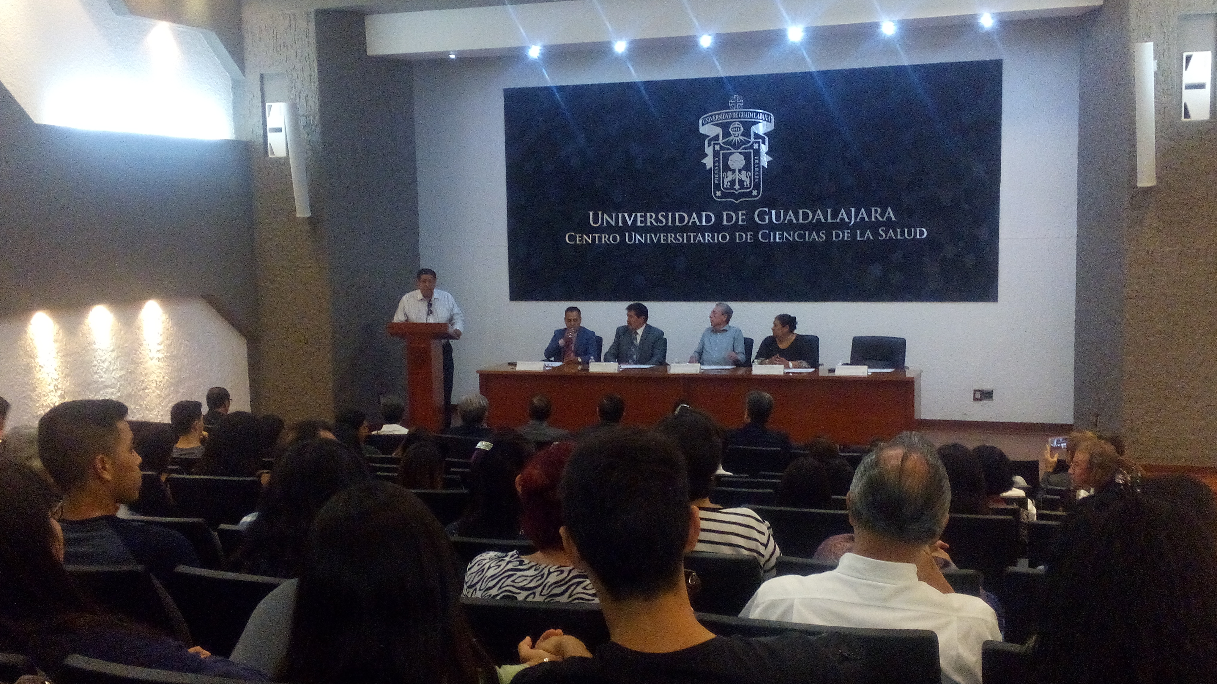 Dr. Pedro Verónica Rosales durante el discurso de felicitación a los galardonados