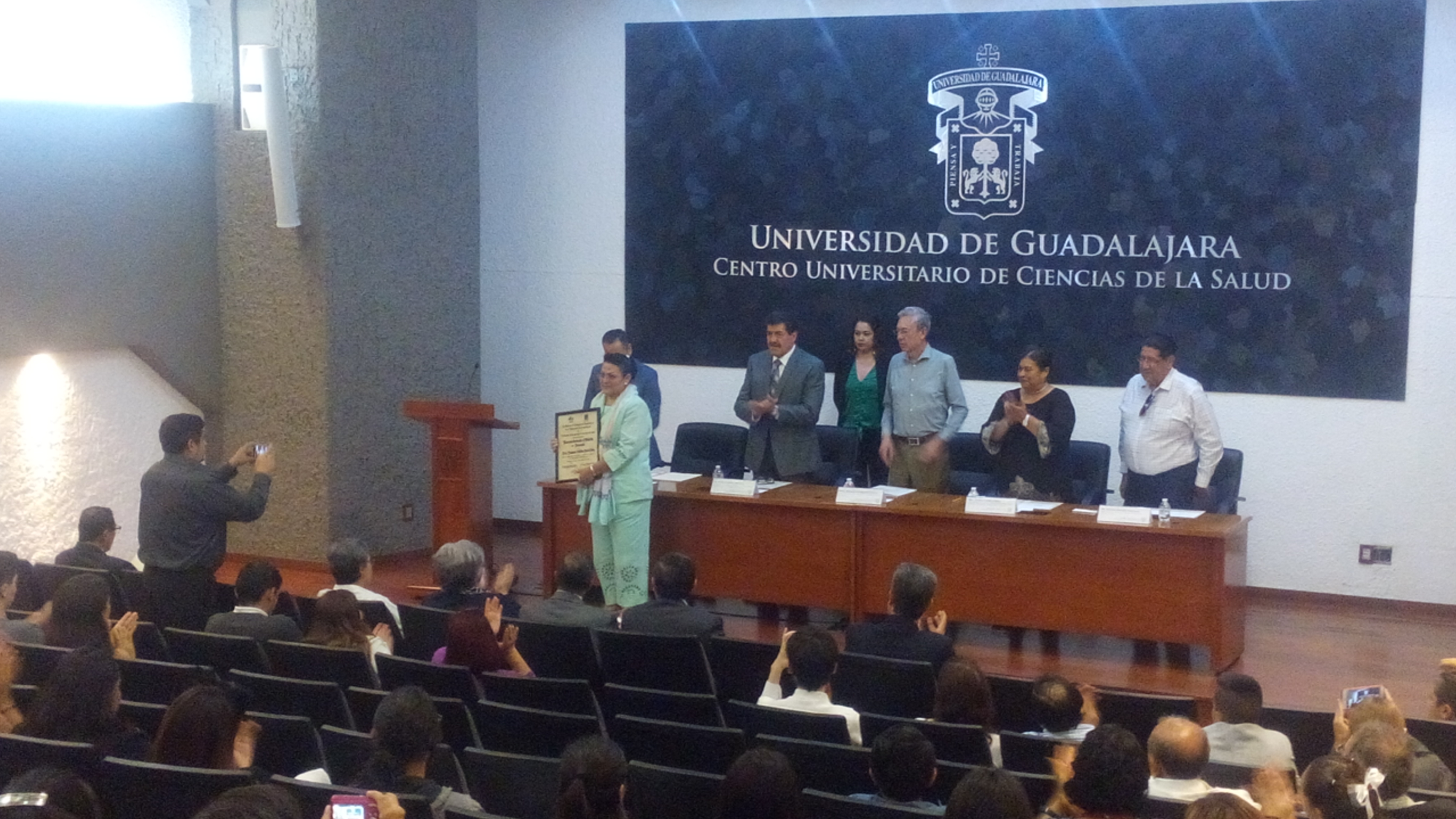 Miembros del presídium entregando el Galardón a la Docencia