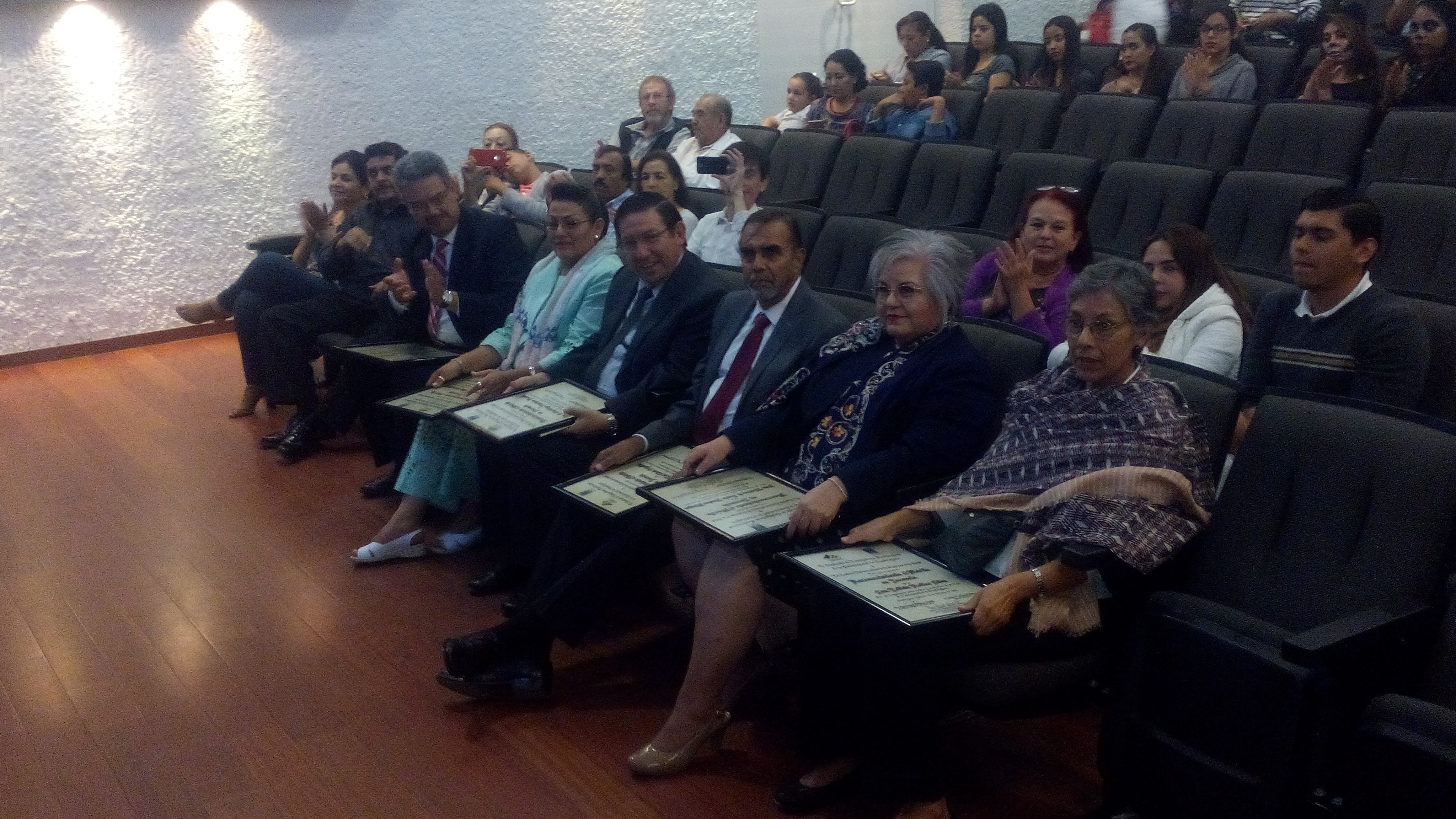 Médicos galardonados en primera fila