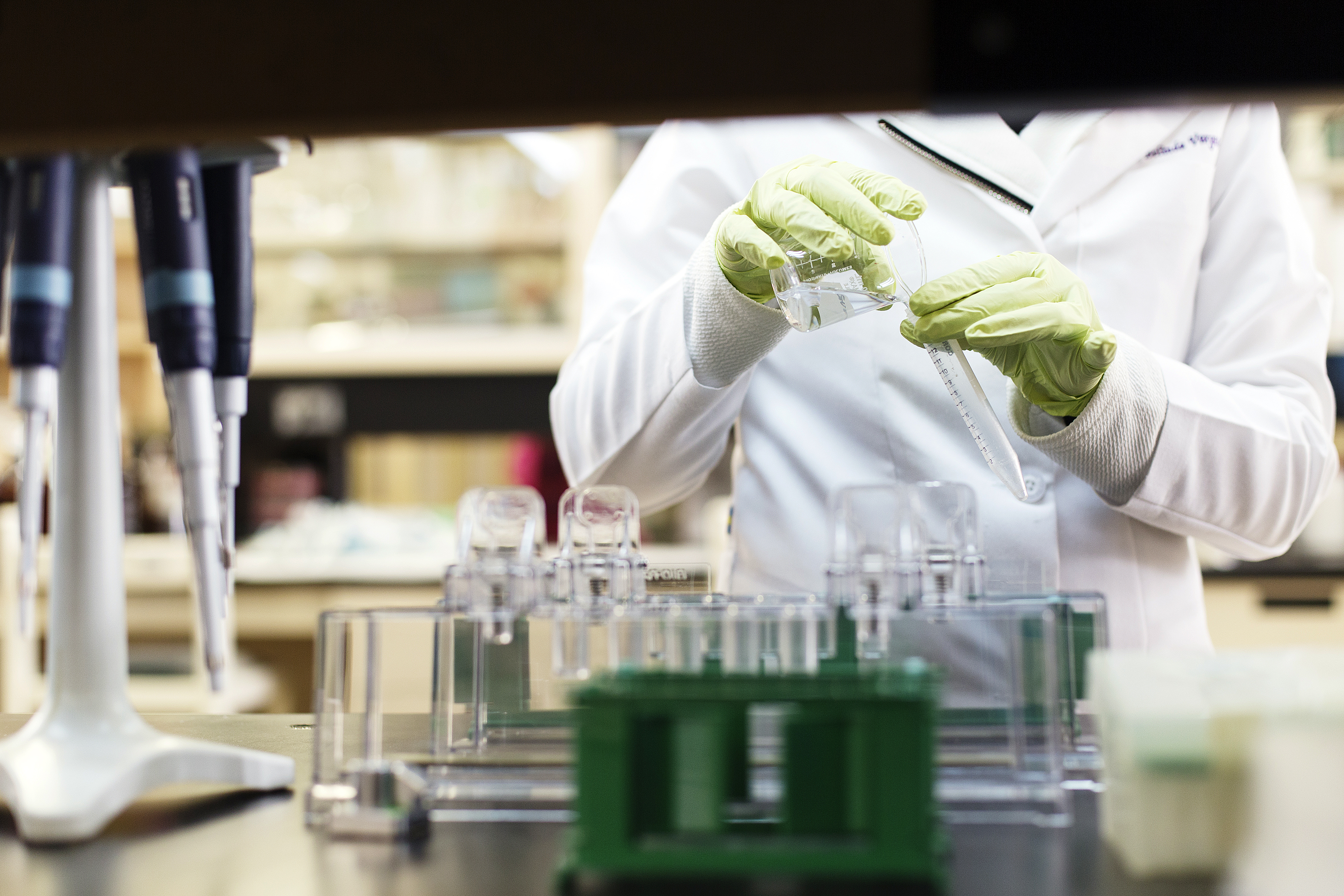 Investigador trabajando en el laboratorio