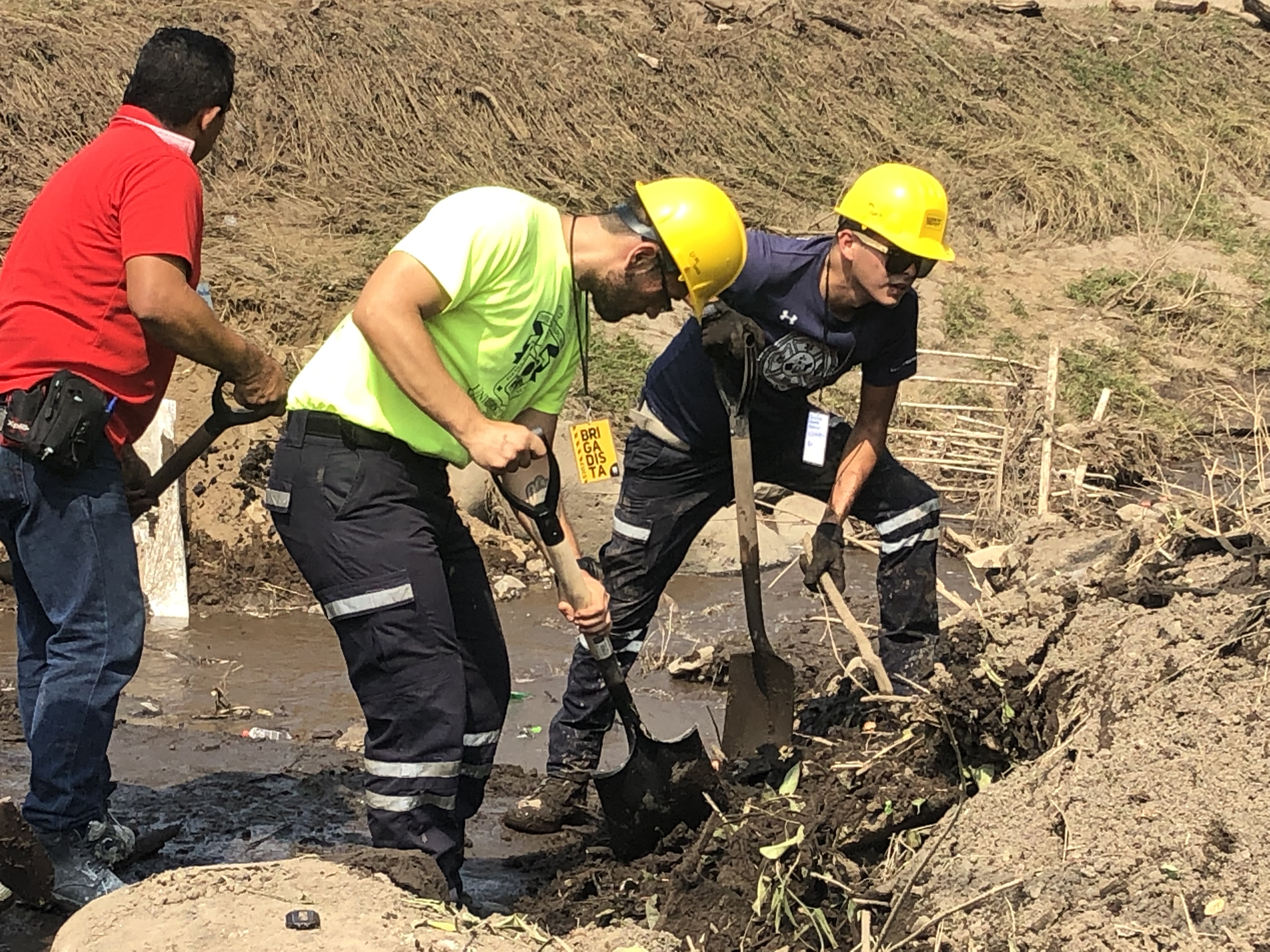 Apoyo de protección civil en limpieza de lodo