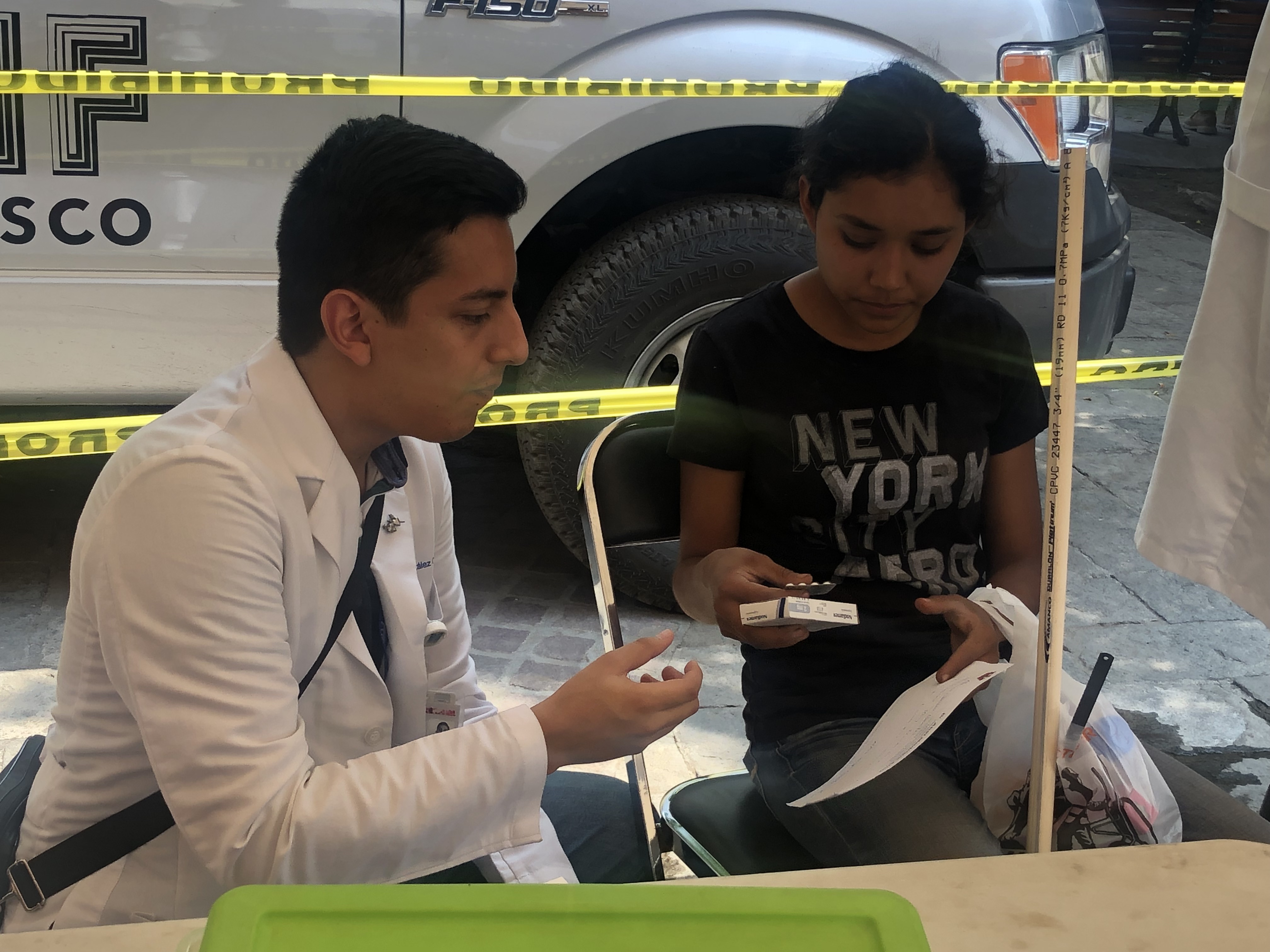 Médico de CUCS dando consulta