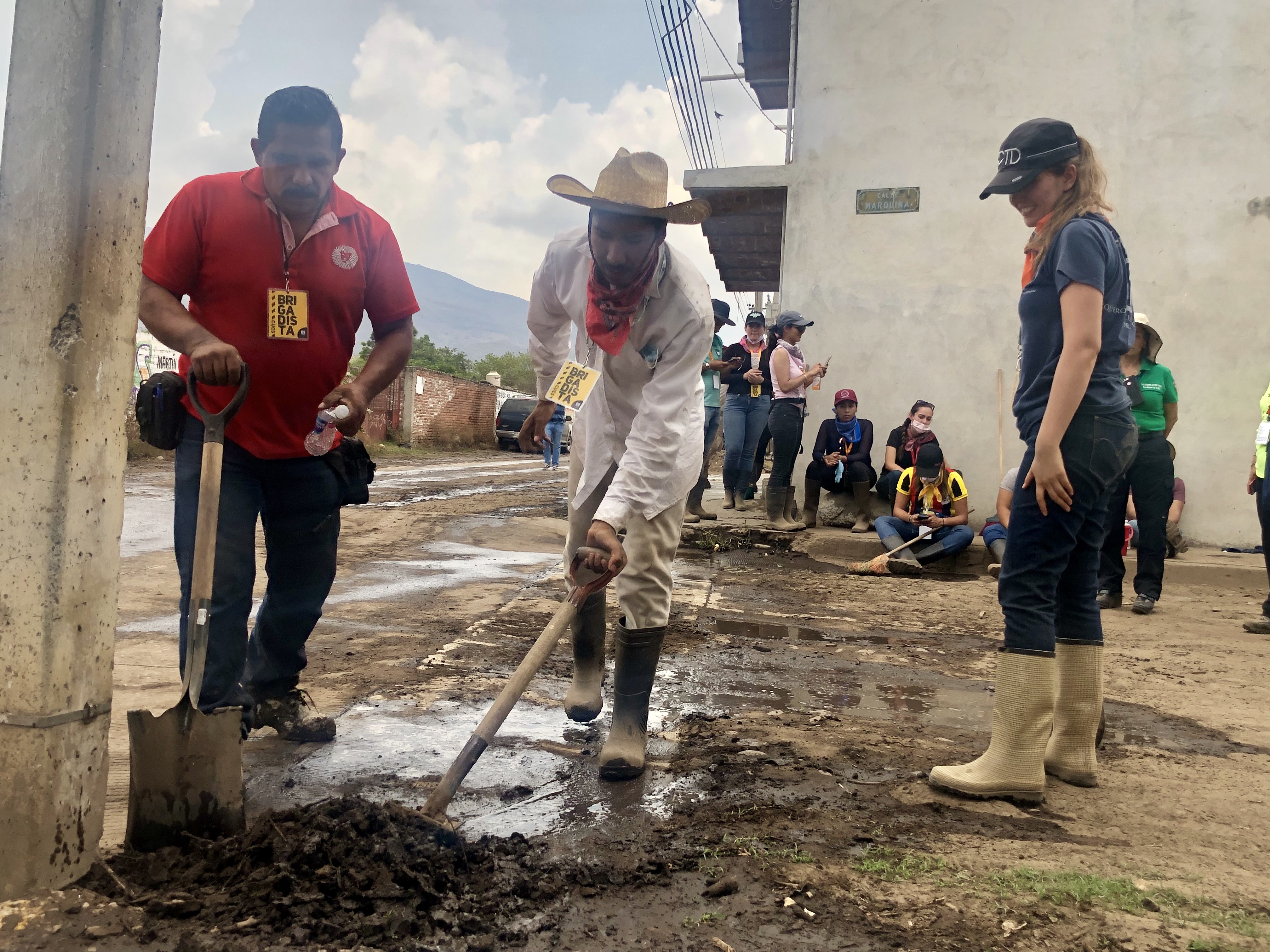 Voluntarios de CUCS en limpieza de calles