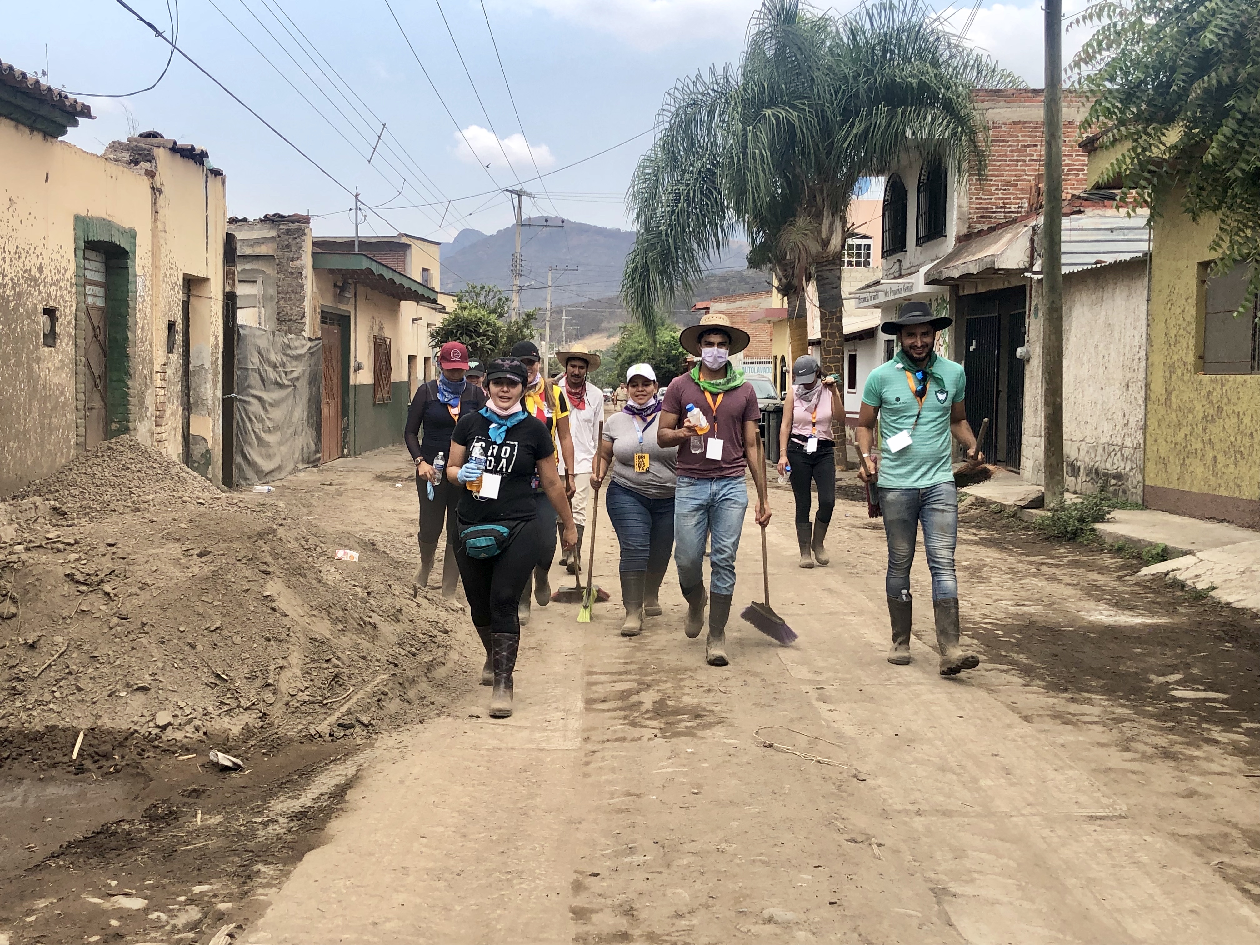 Brigadistas del CUCS caminando por las calles afectadas de San Gabriel
