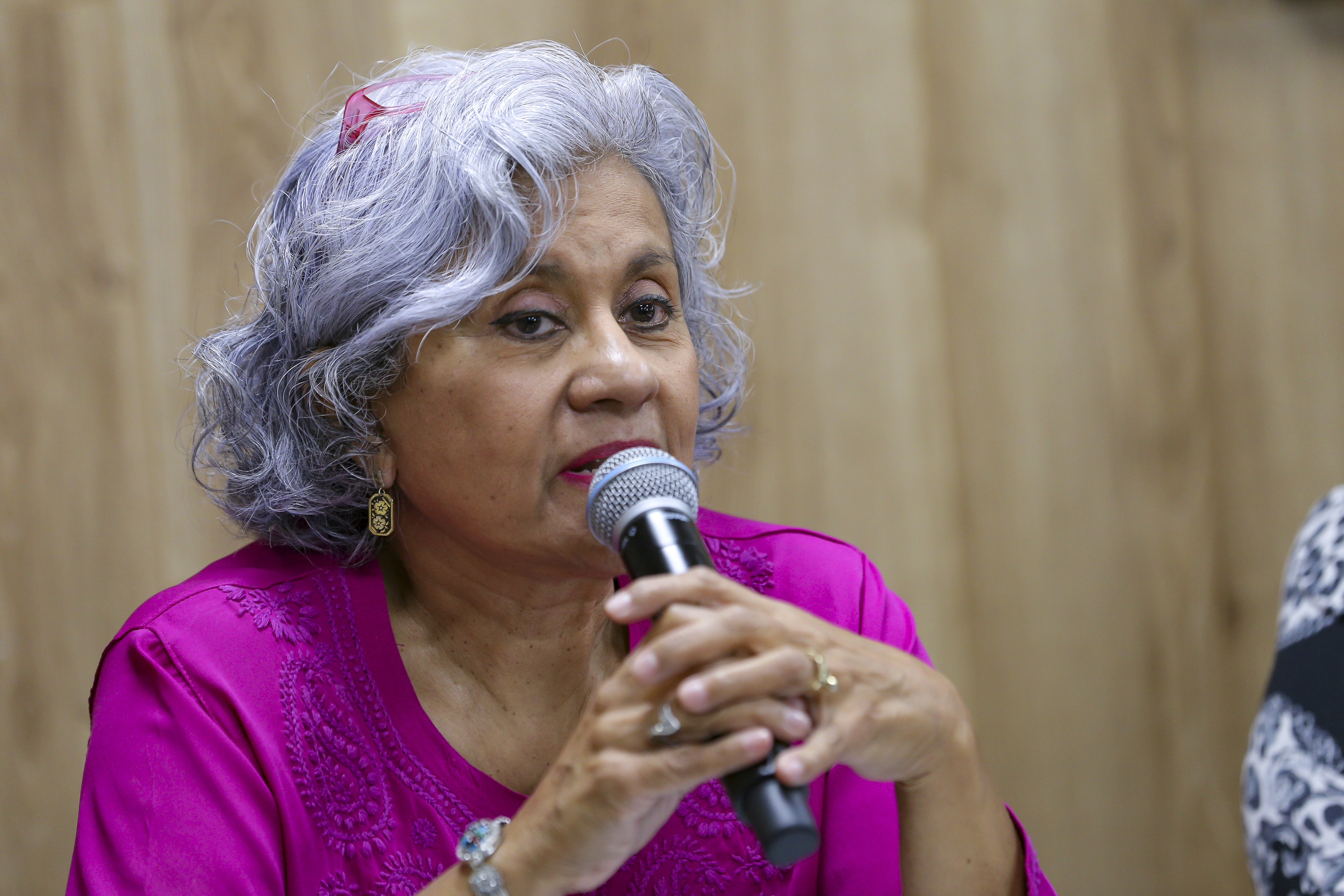 Dra. Irma Valadez al micrófono