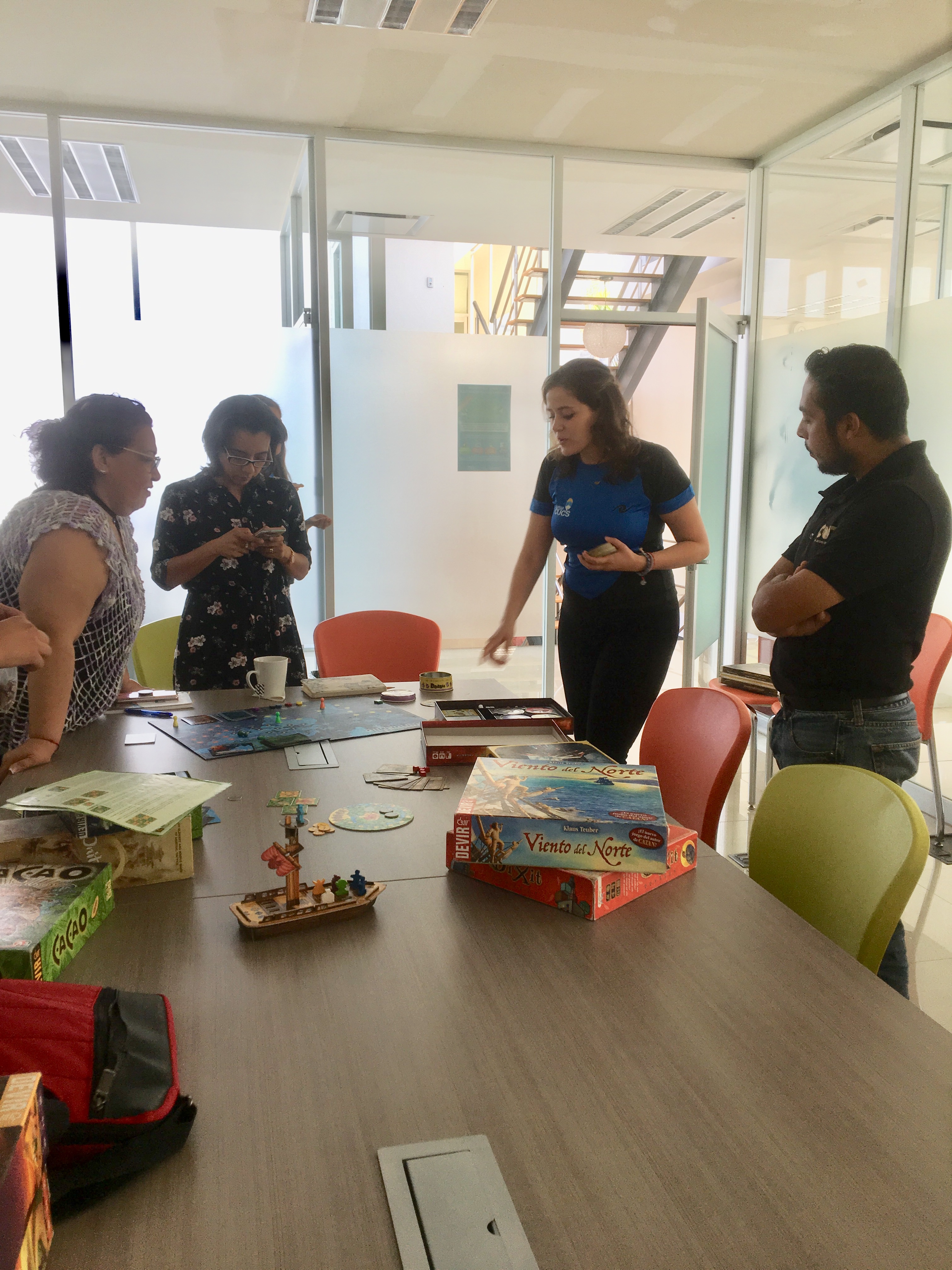 Colaboradoras del JuegaCUCS presentando el proyecto