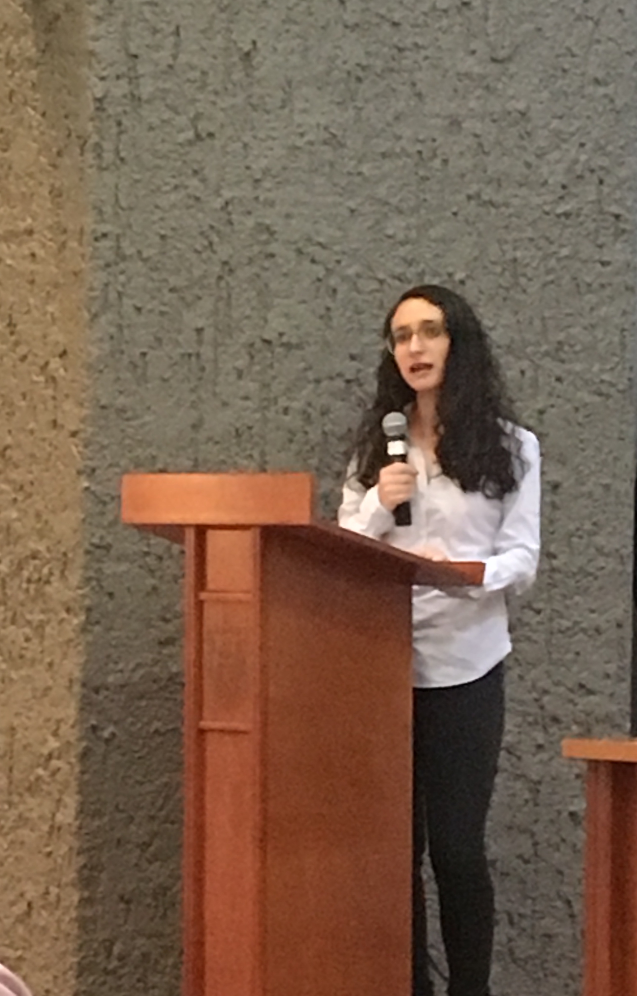 Estudiante de Medicina en el uso de la voz en el podio