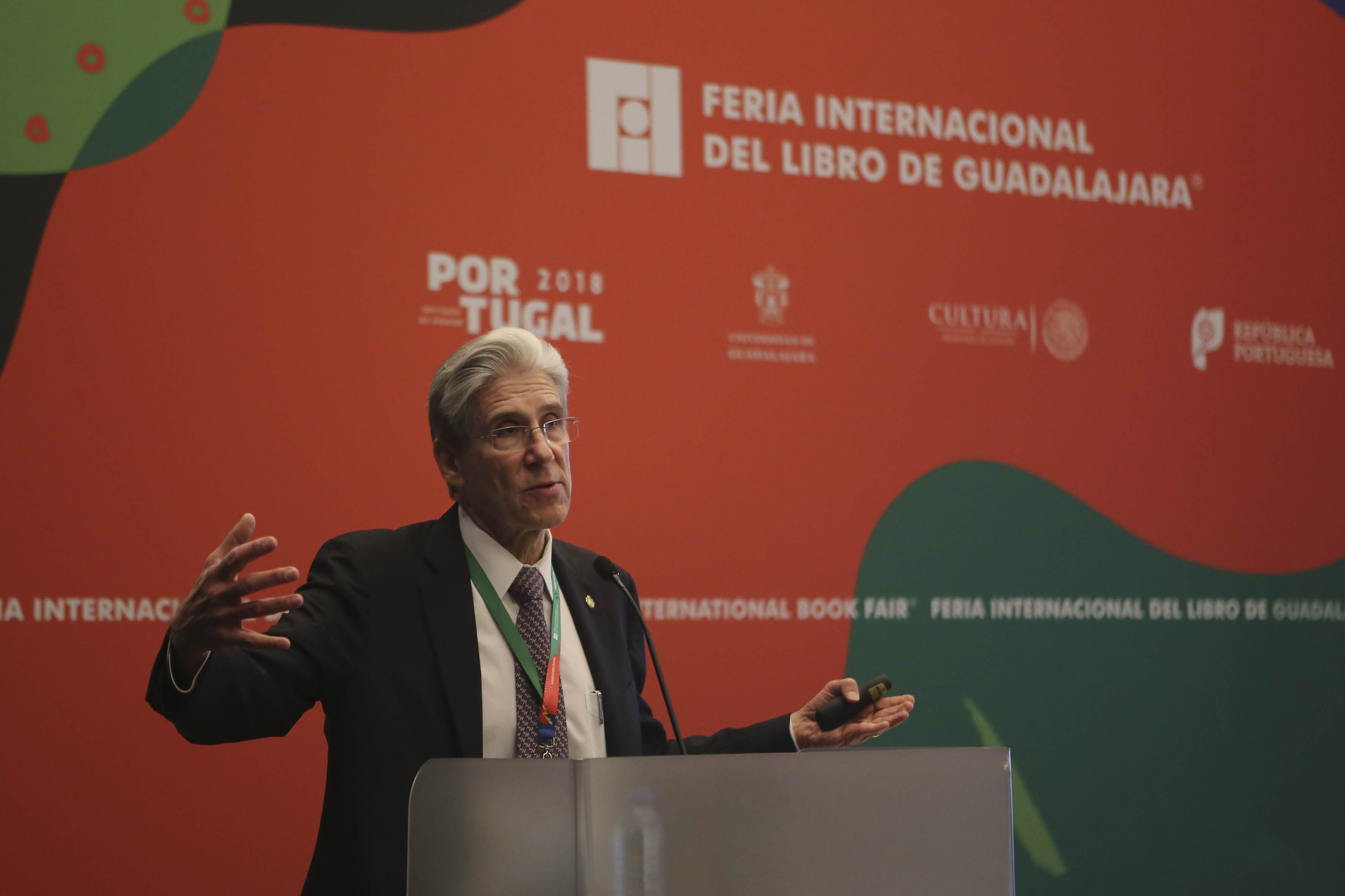 Dr. Julio Frenk impartiendo conferencia en FIL