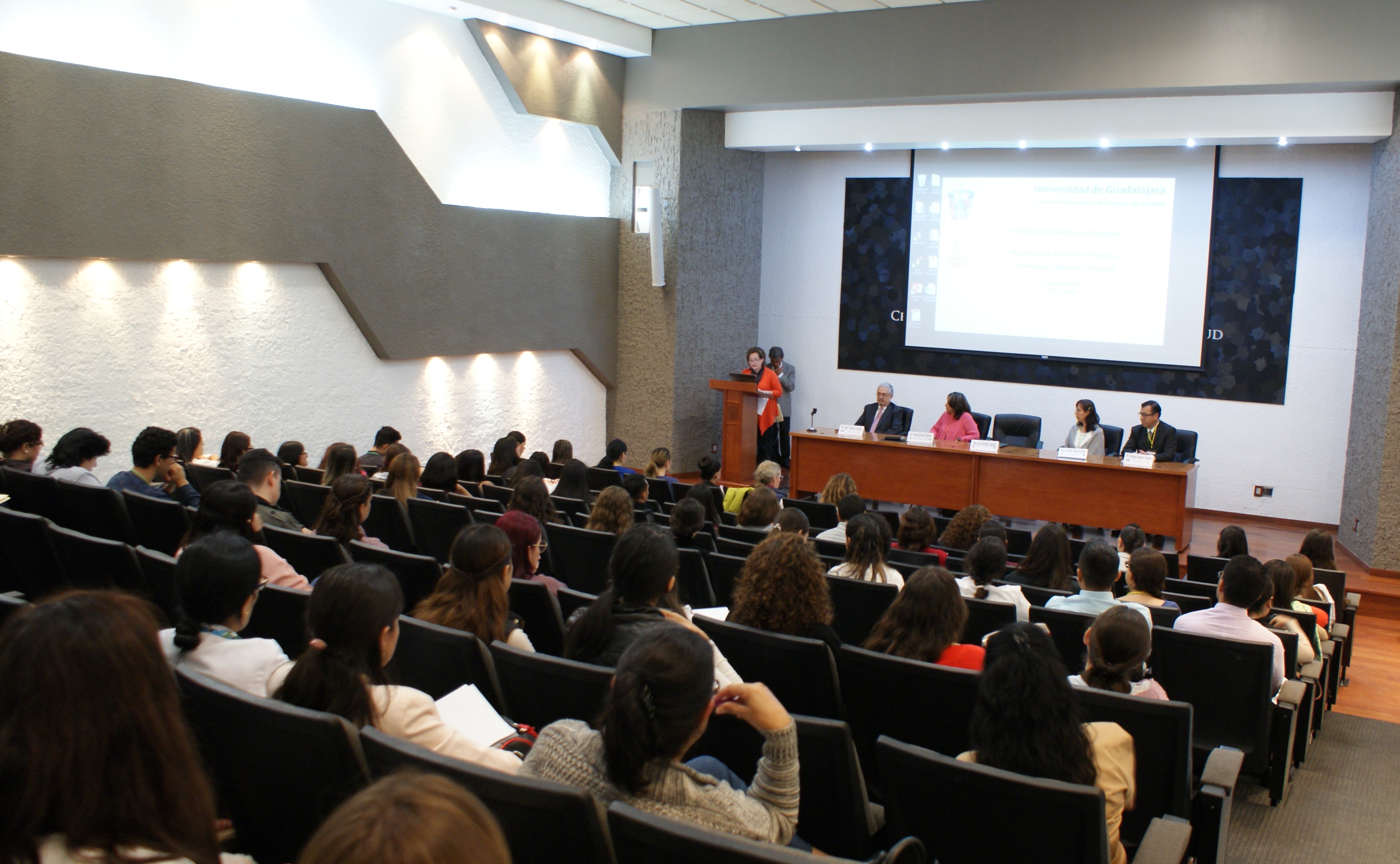 Vista de los asistentes al curso y de los integrantes de la mesa del presídium