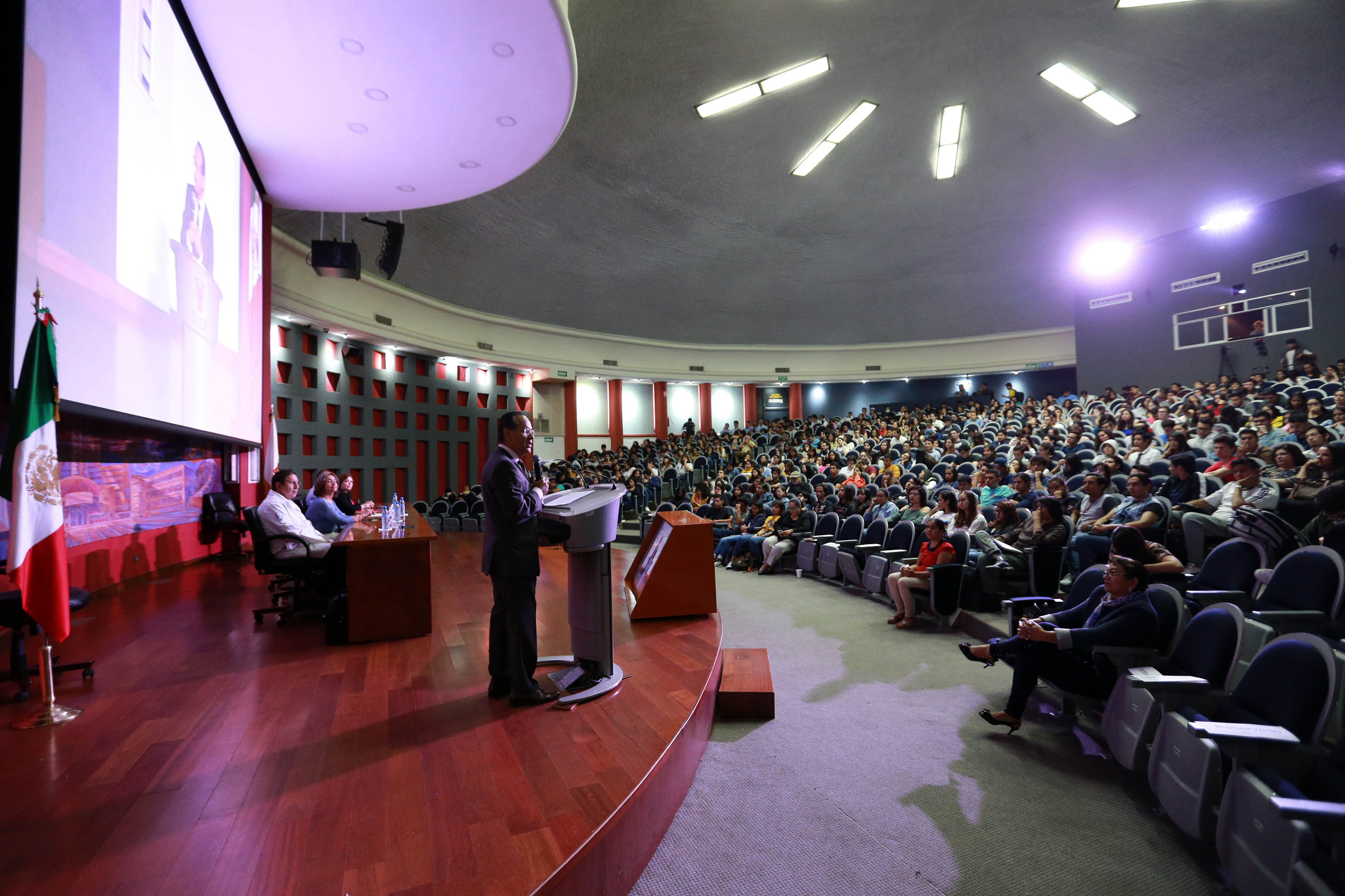 Asistentes escuchando la ponencia del miembro del presidium