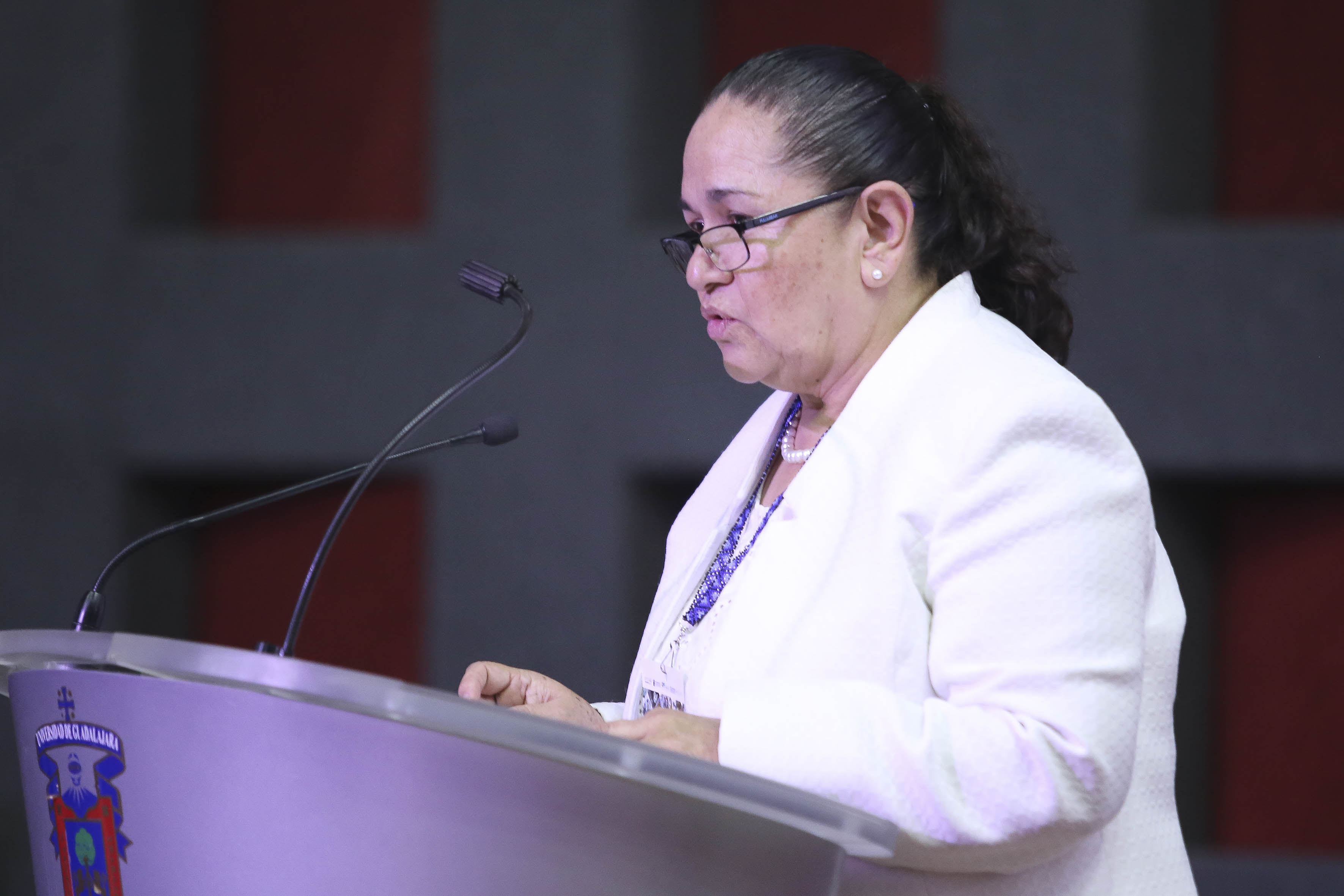 Dra. Sonia Reynaga Obregón, coordinadora General Administrativa dando mensaje inaugural en representación del rector General de la UdeG