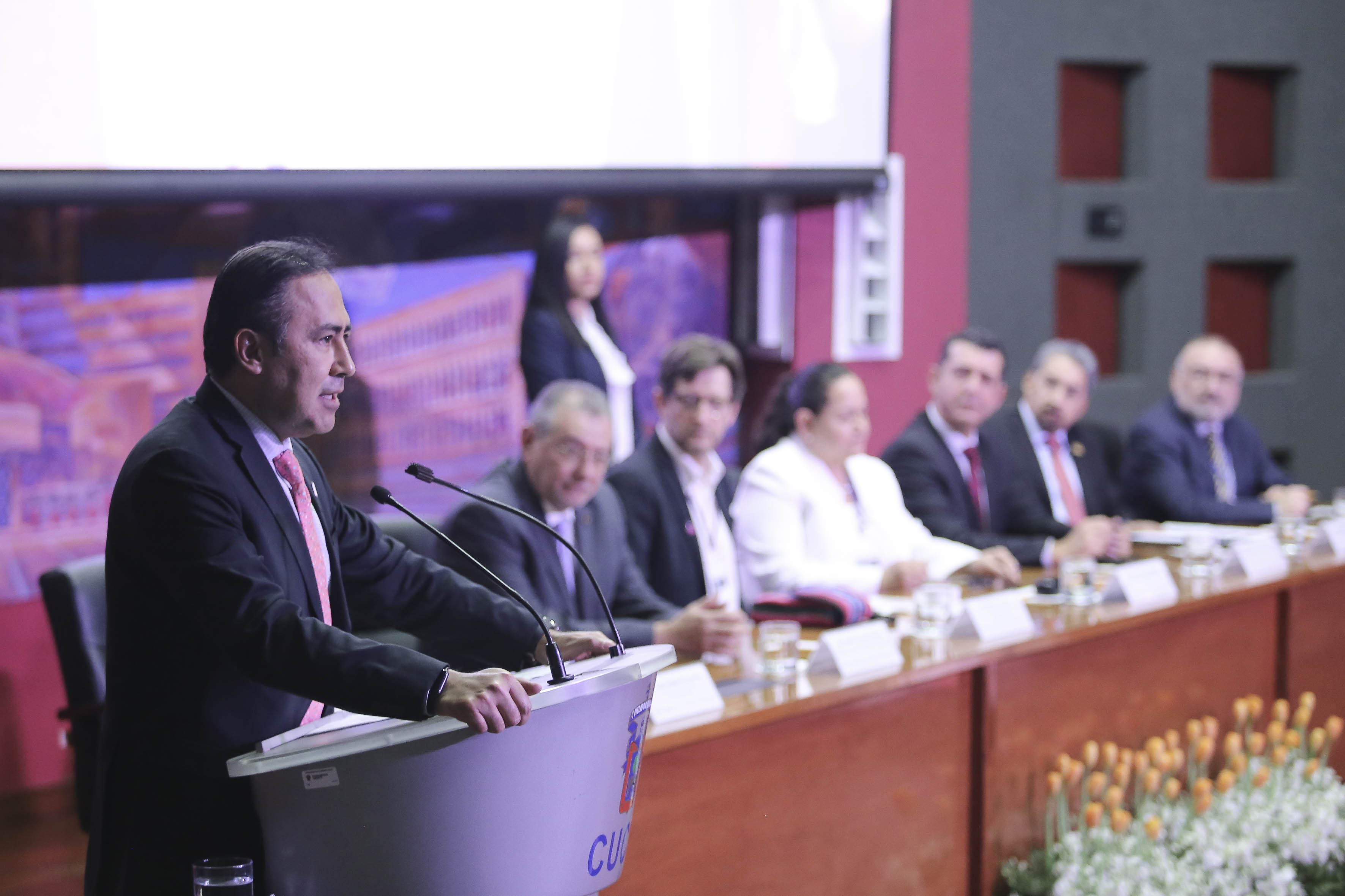 Rector del CUCS dando mensaje de bienvenida en inauguración de ÚRSULA